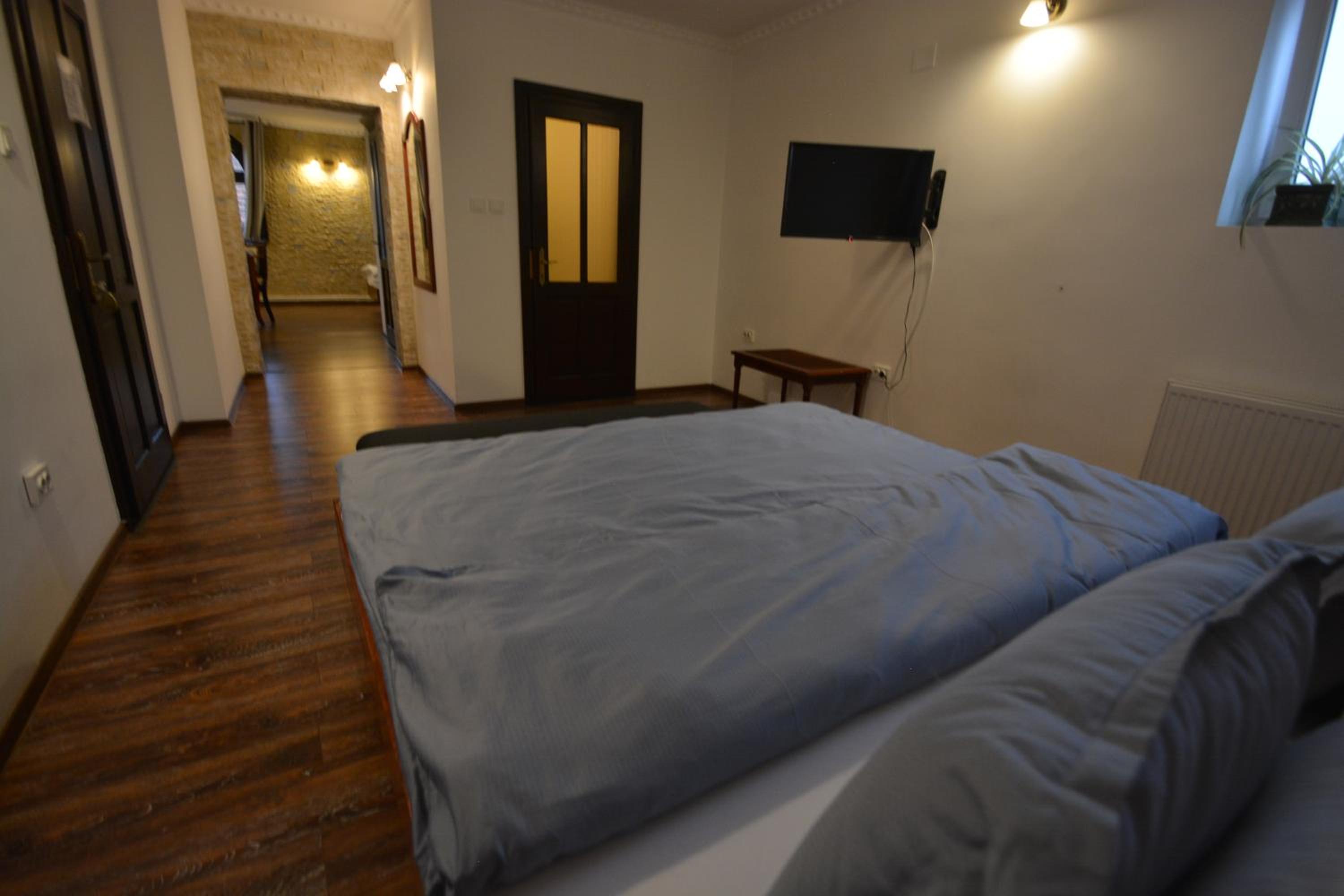 One-Bedroom Apartment - Photo 1
