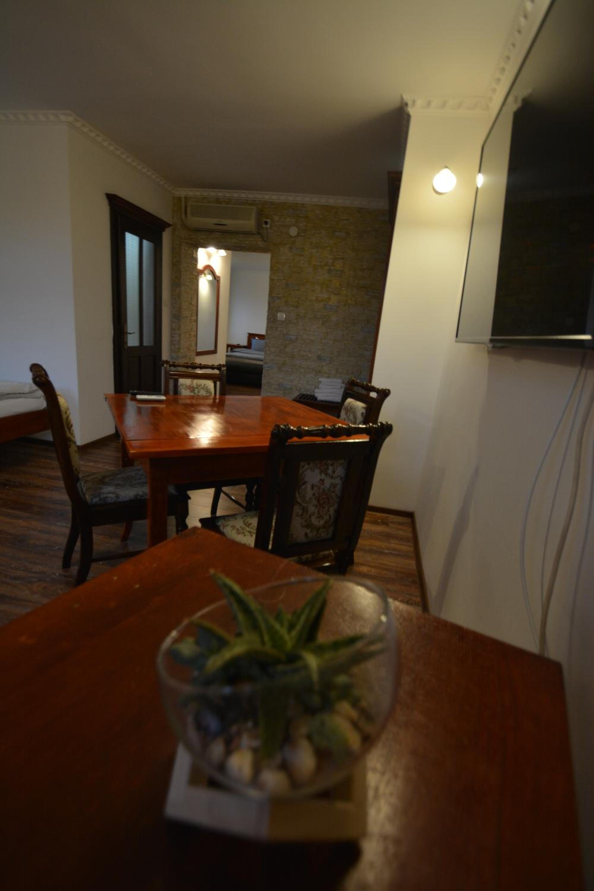 One-Bedroom Apartment - Photo 2