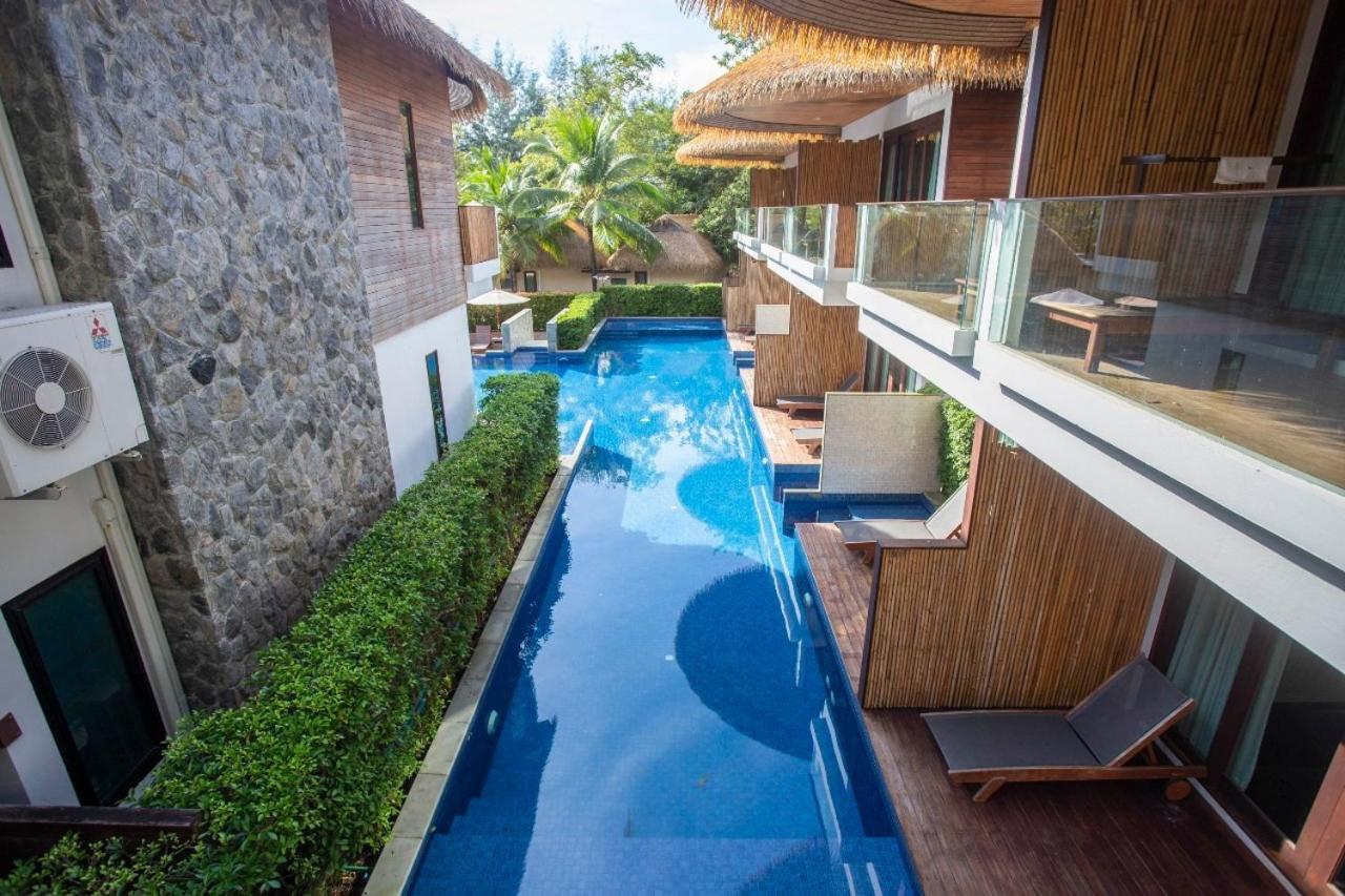 Deluxe Pool View - Photo 3