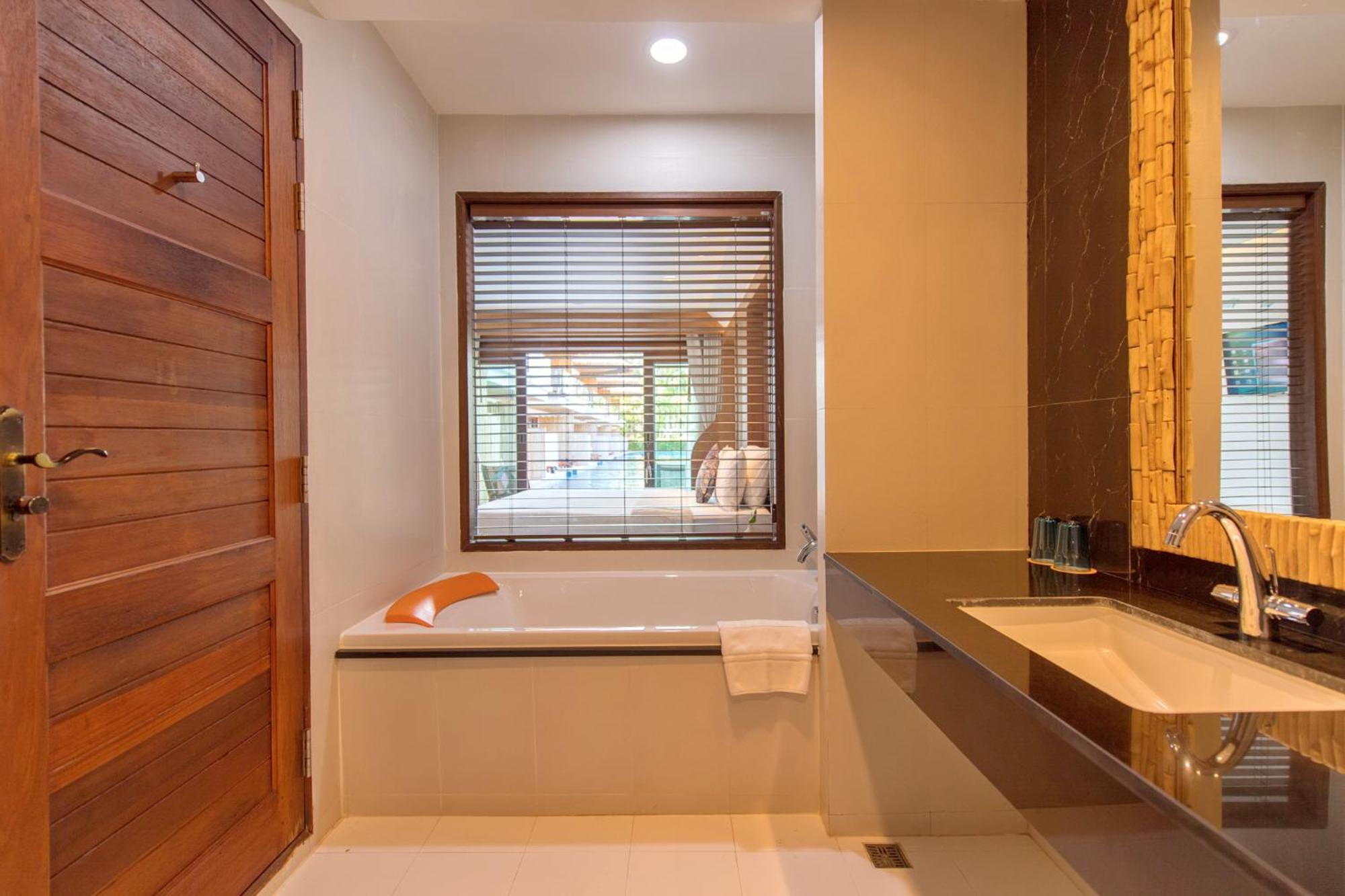 Deluxe Pool Access - Photo 14