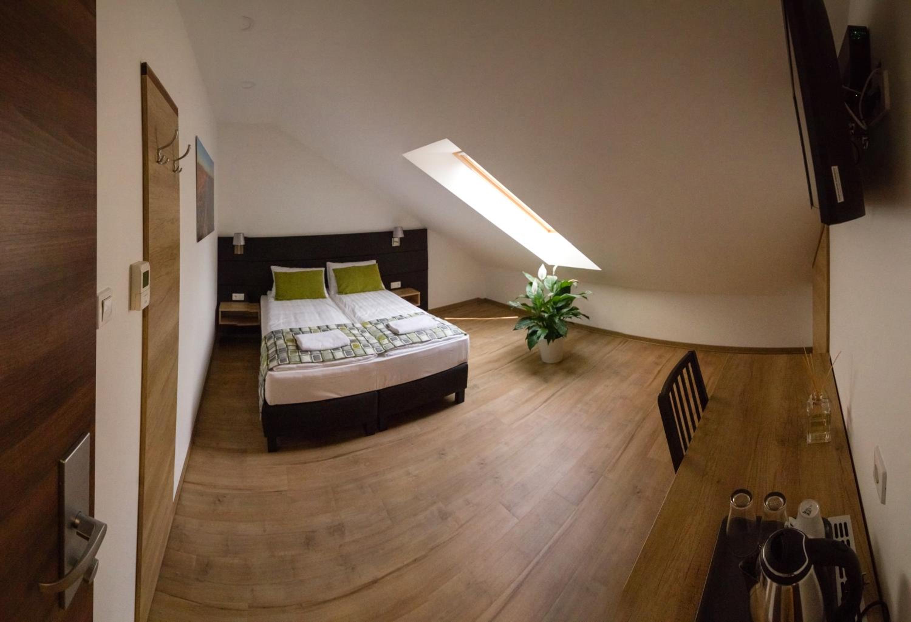 Double Room with Private Bathroom - Photo 7