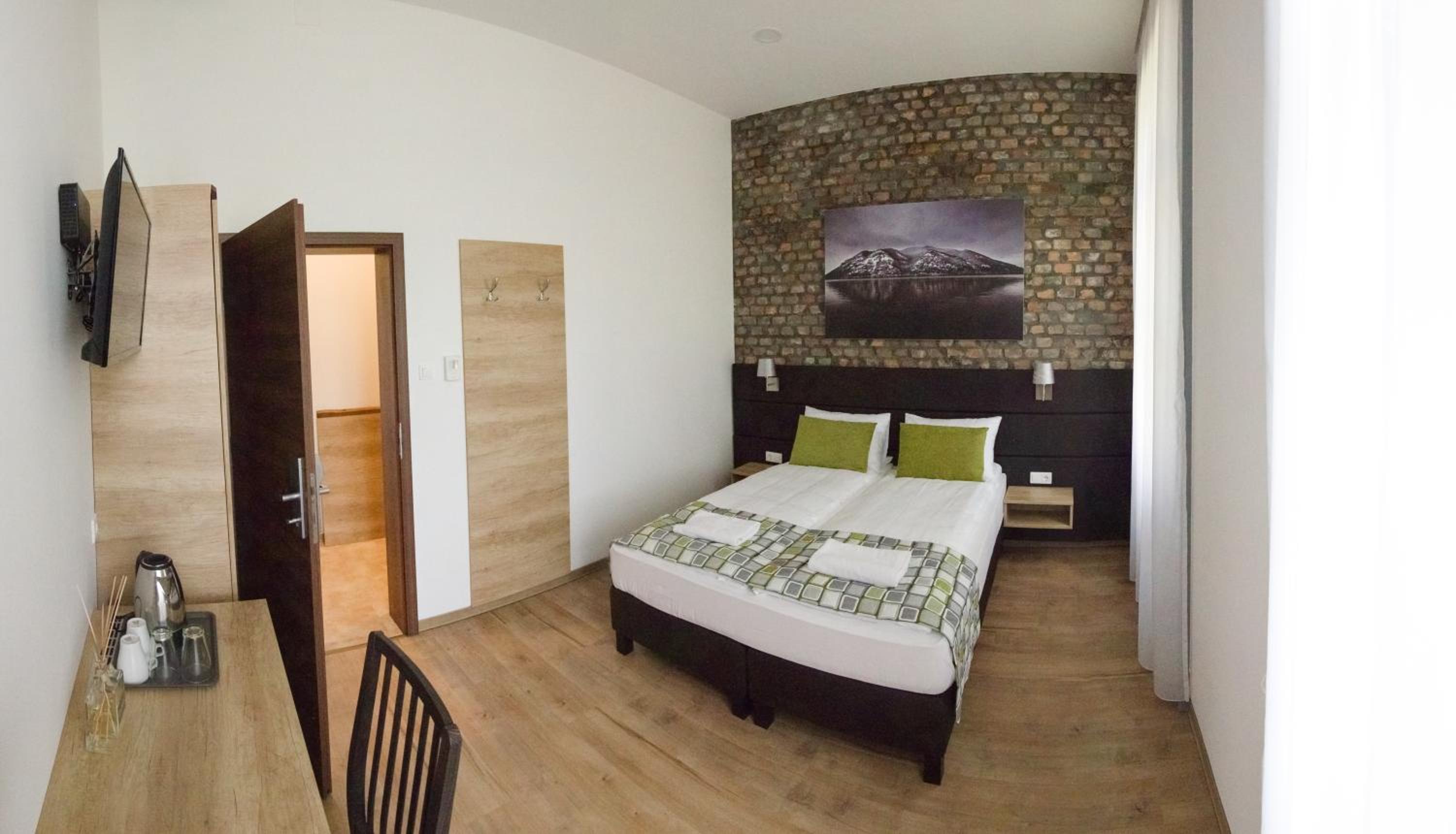 Double Room with Private Bathroom - Photo 2
