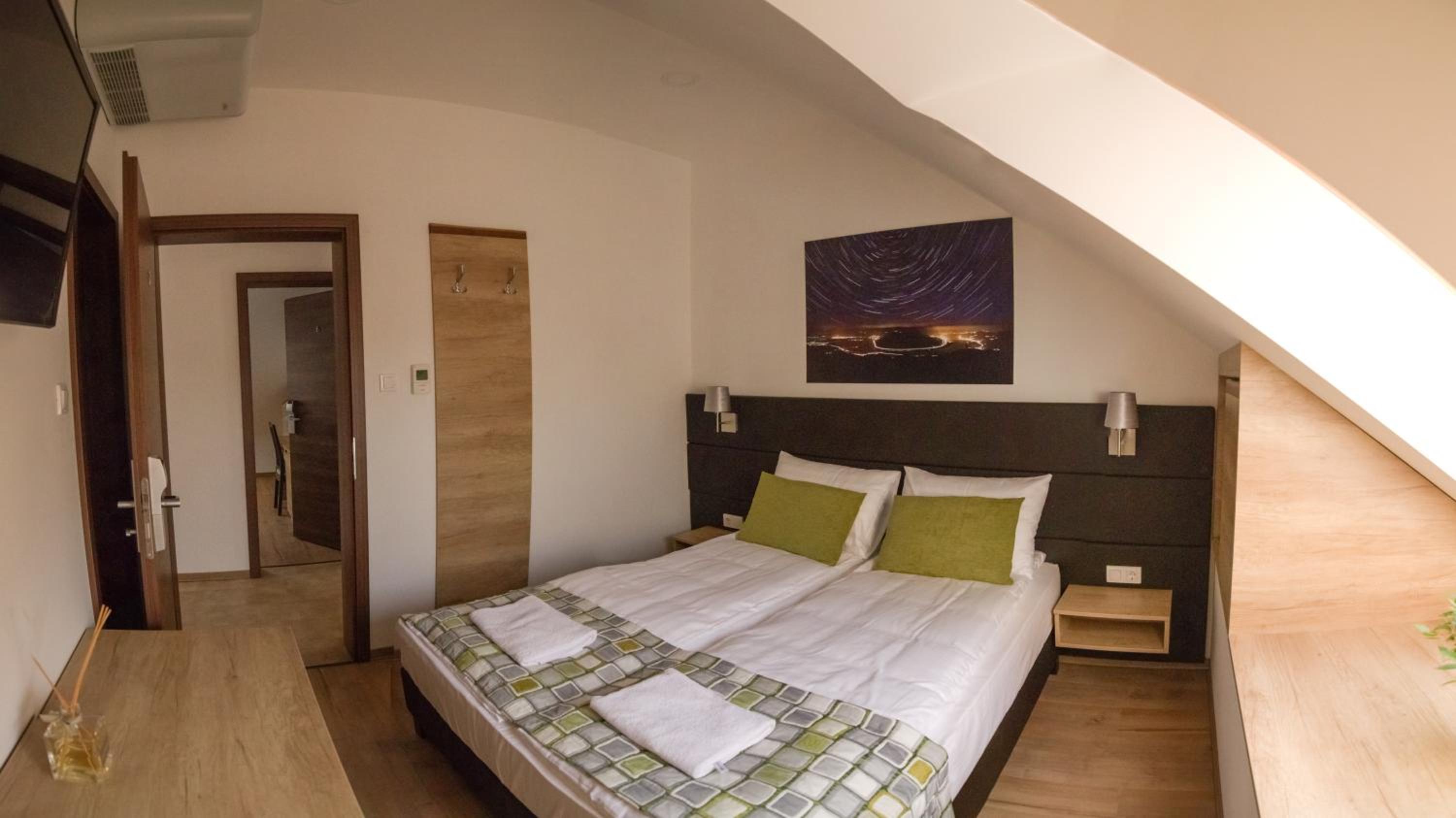 Double Room with Private Bathroom - Photo 10