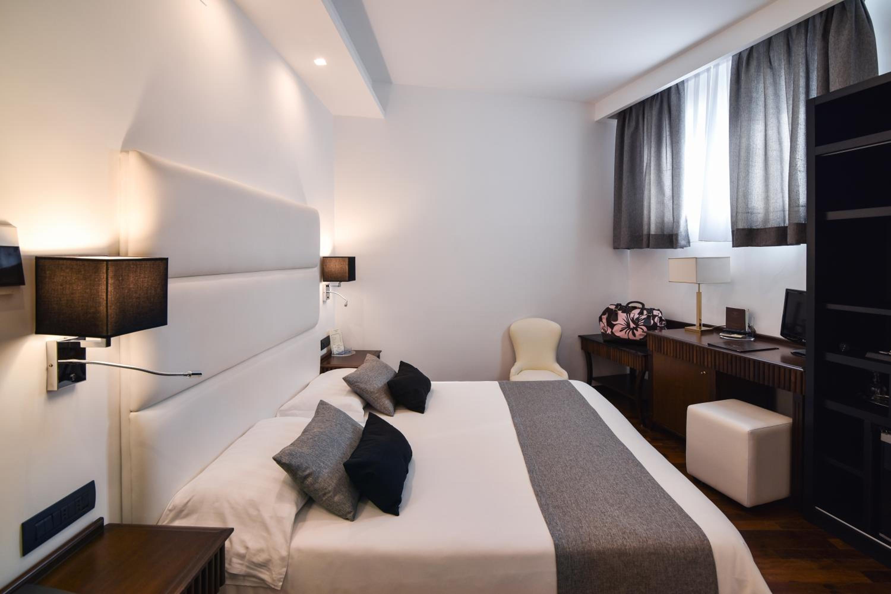 Double or Twin Room - Photo 8