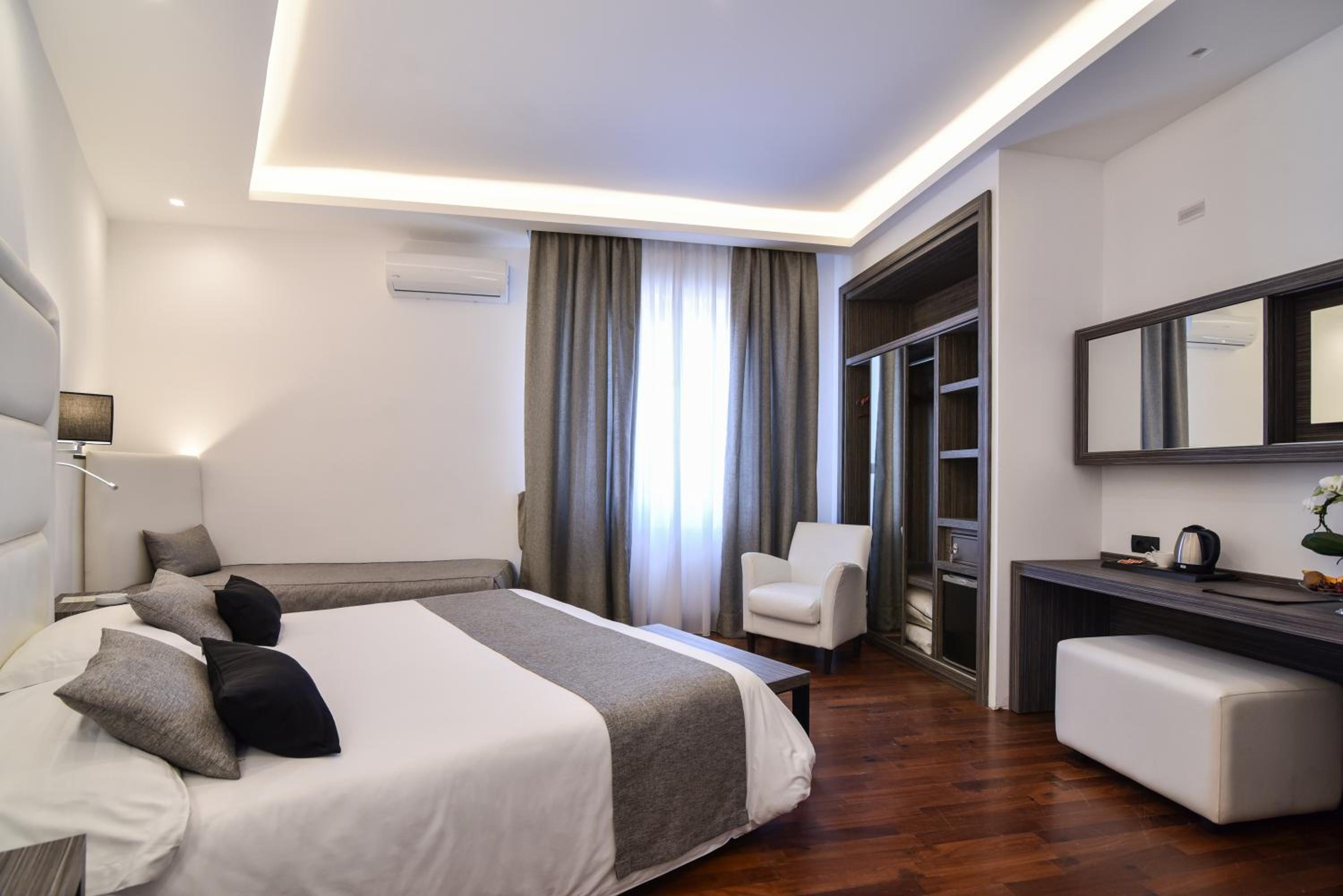 Quadruple Room - Photo 13