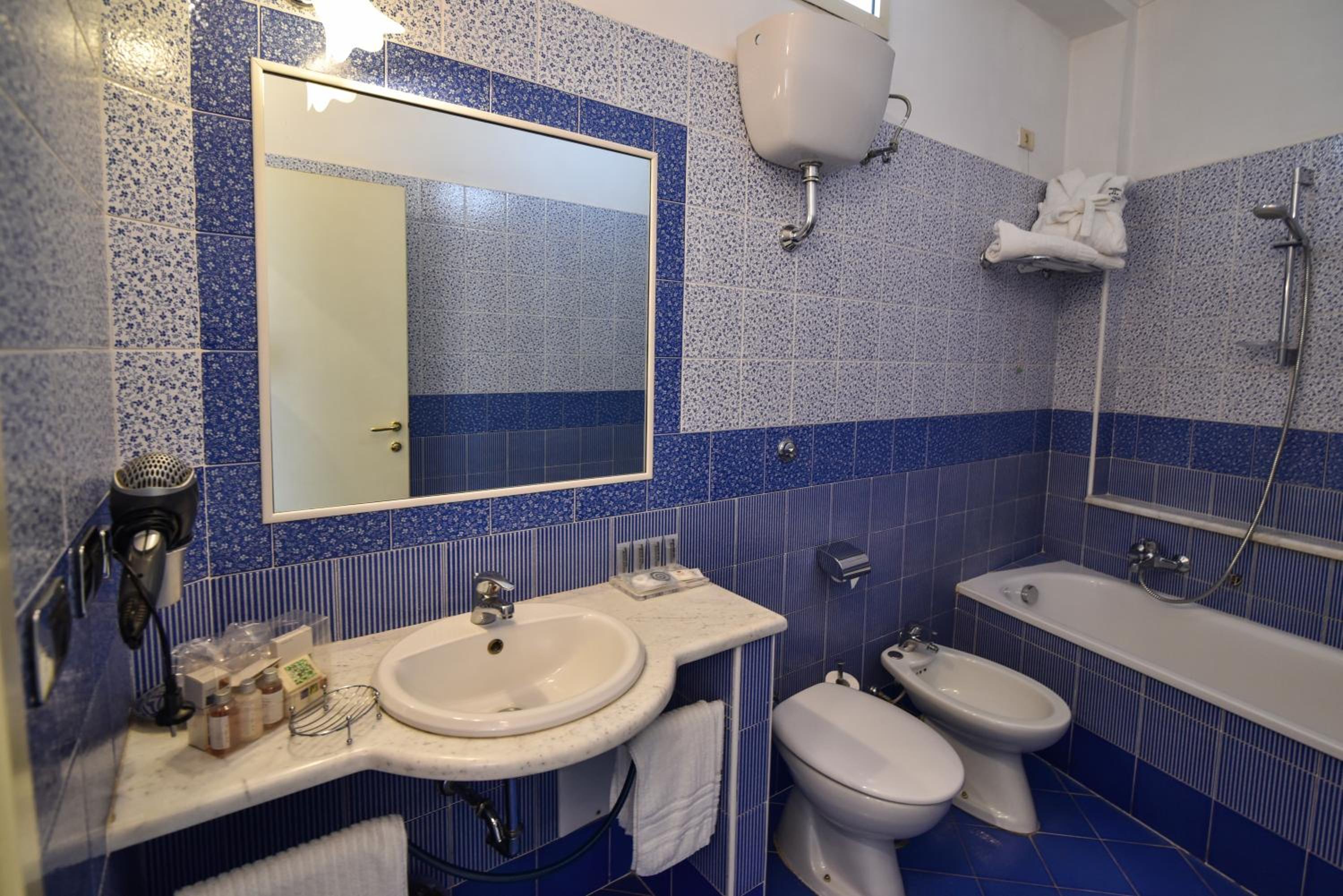 Double or Twin Room - Photo 11