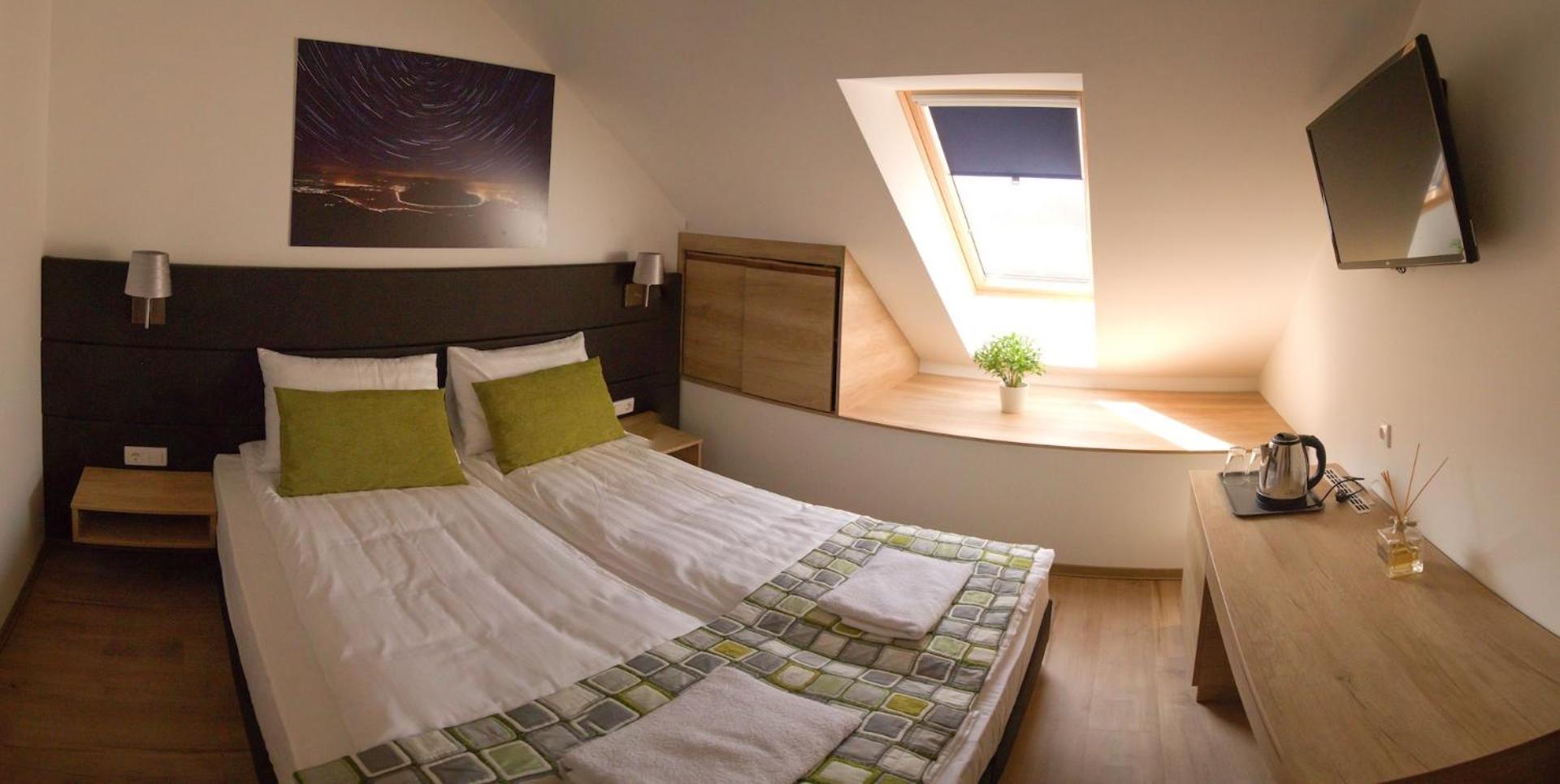Double Room with Private Bathroom - Photo 11