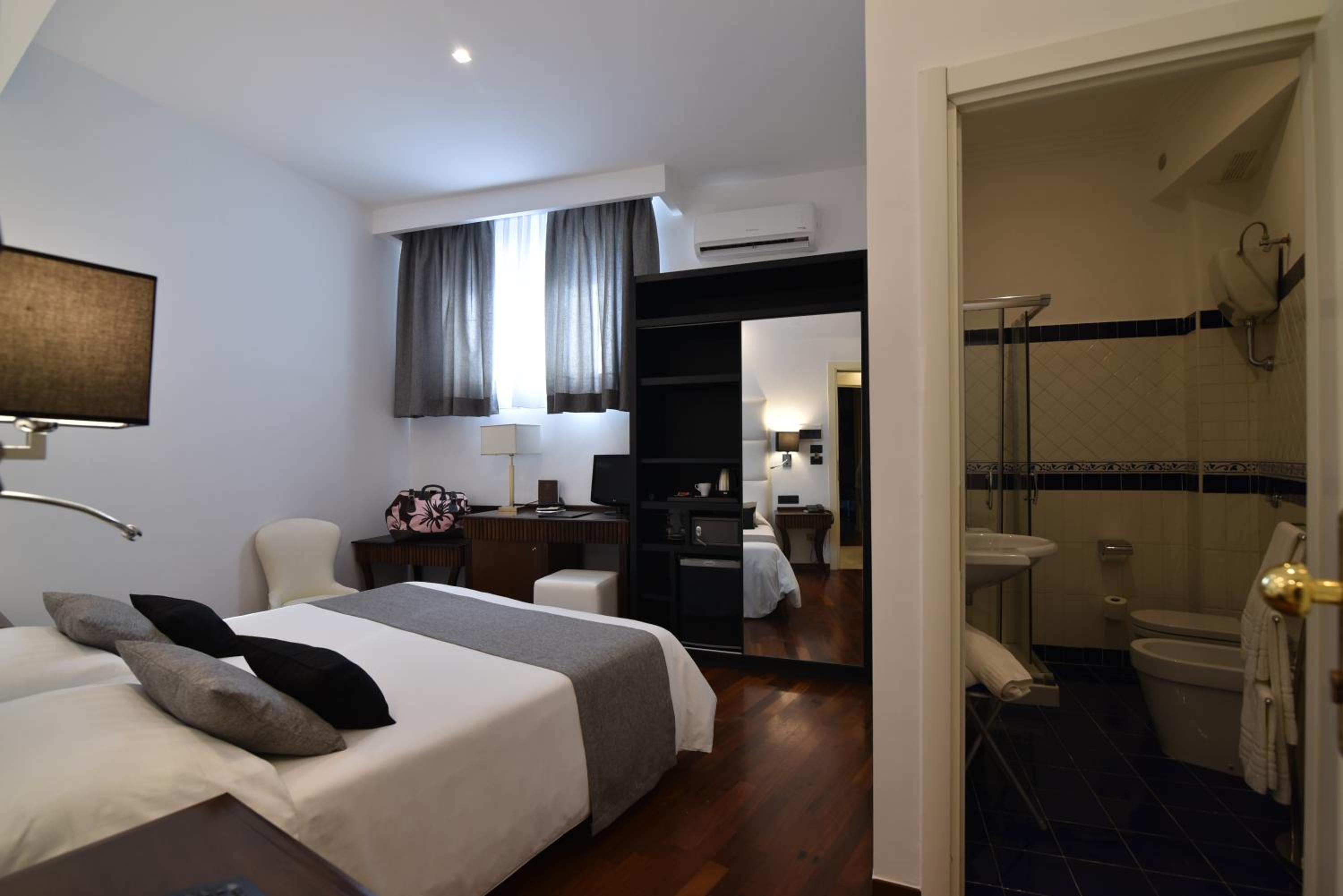 Double or Twin Room - Photo 9