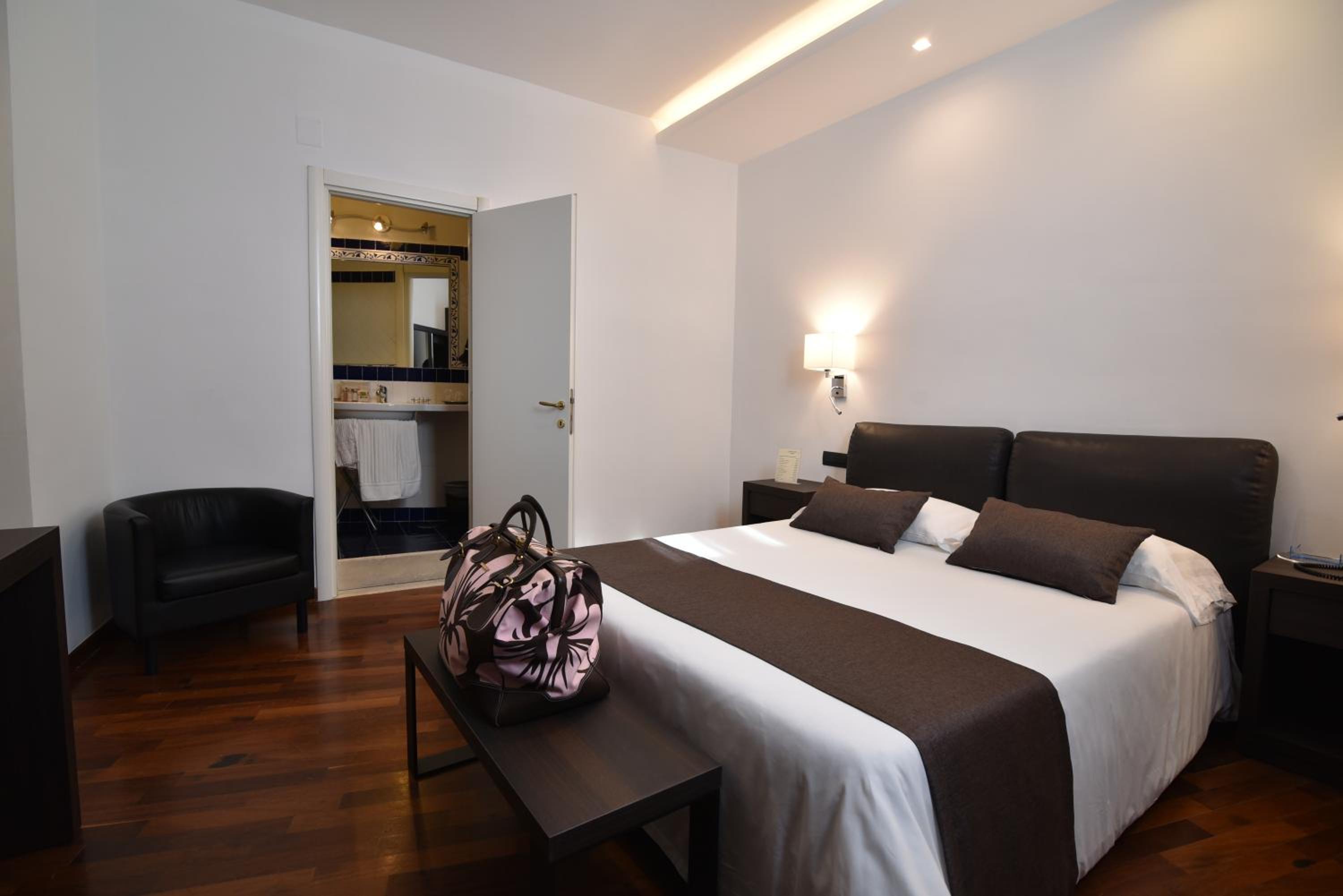Double or Twin Room - Photo 5