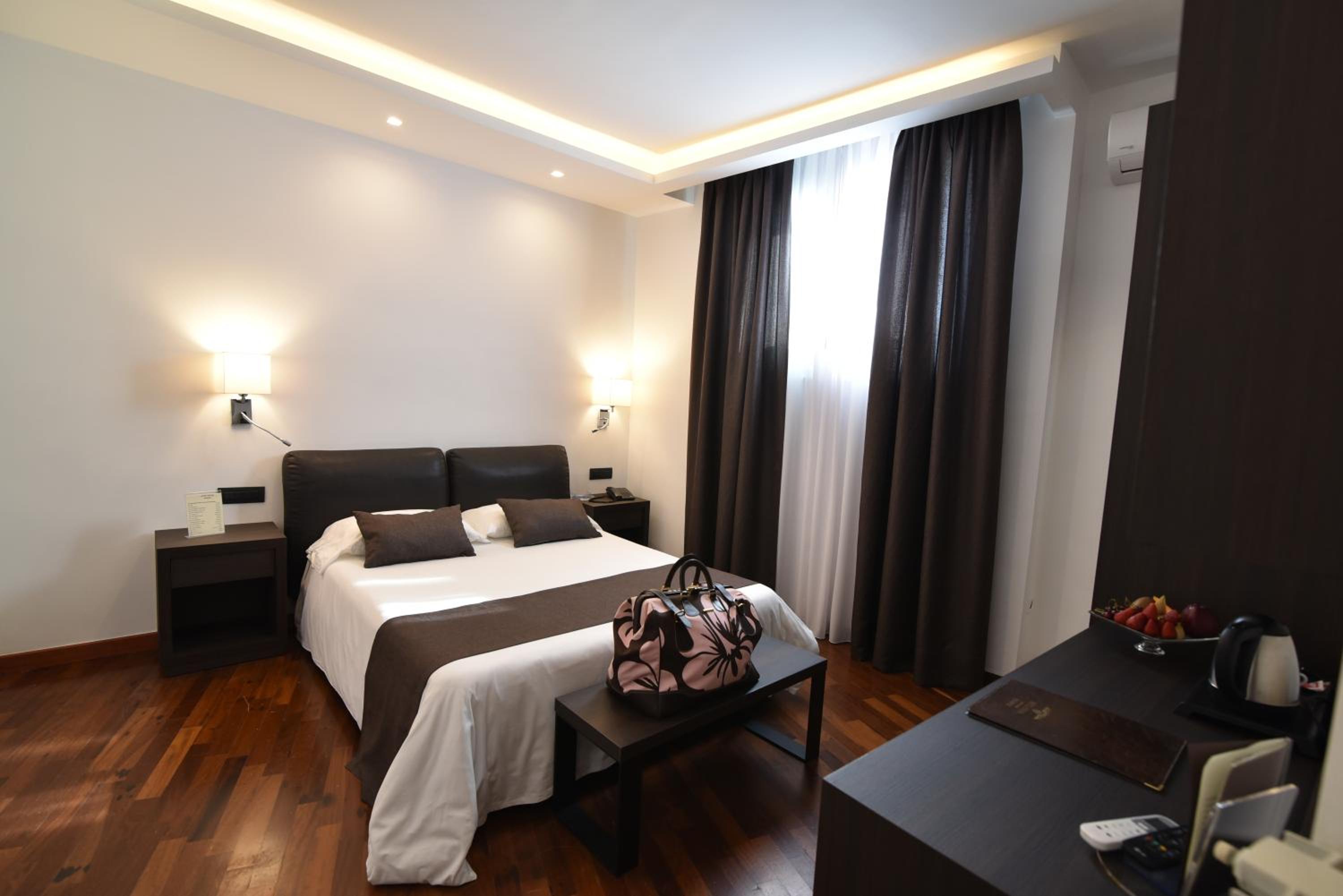 Double or Twin Room - Photo 4