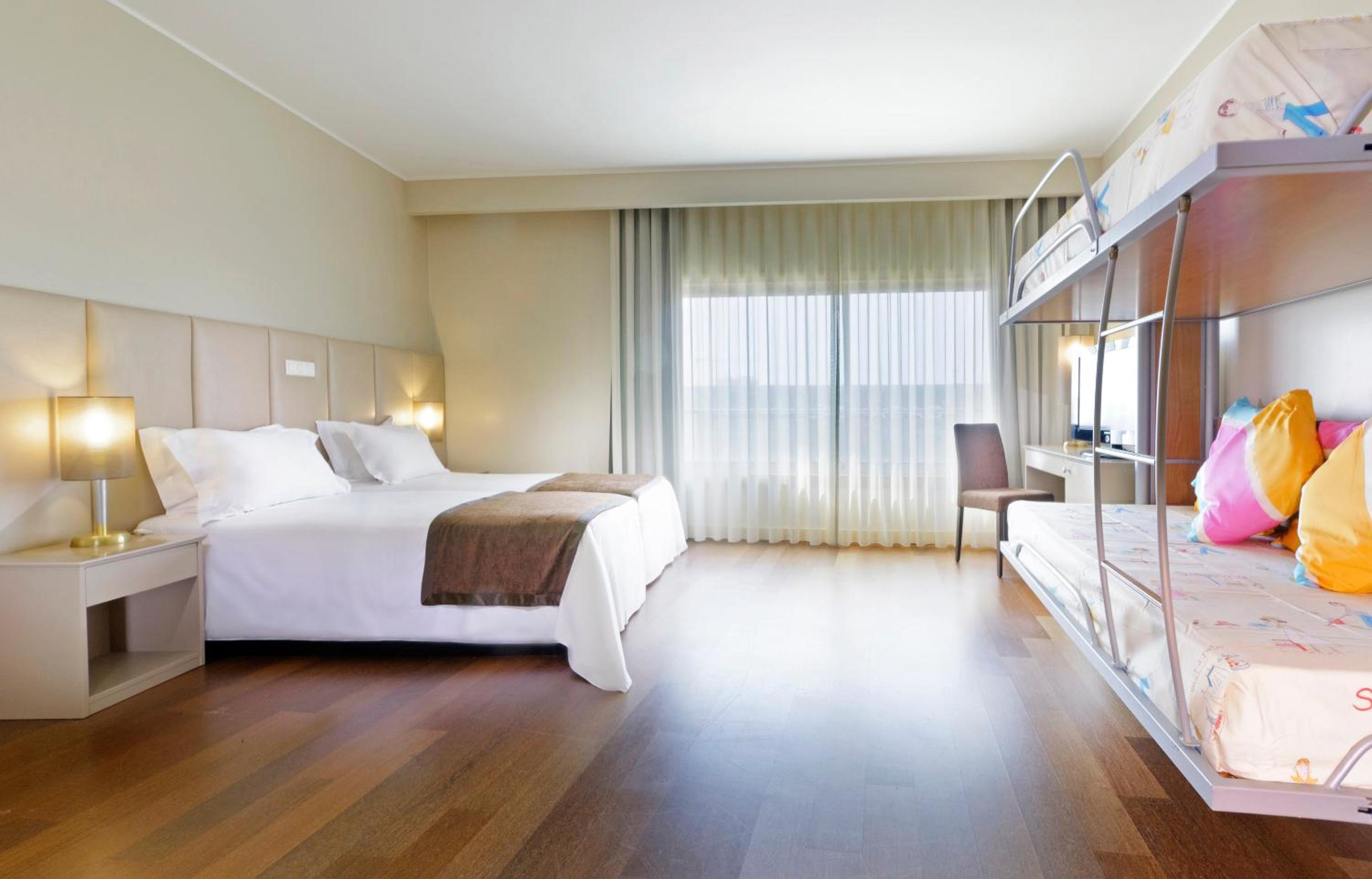 Deluxe Family Room with Bunk Bed - Non-Smoking - Photo 3