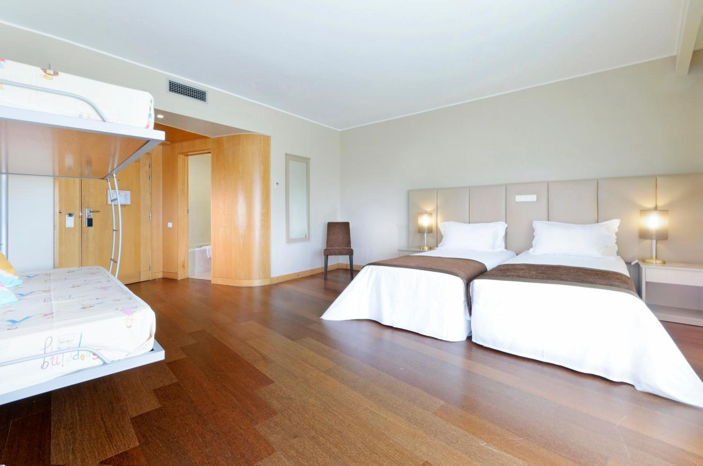 Deluxe Family Room with Bunk Bed - Non-Smoking - Photo 2