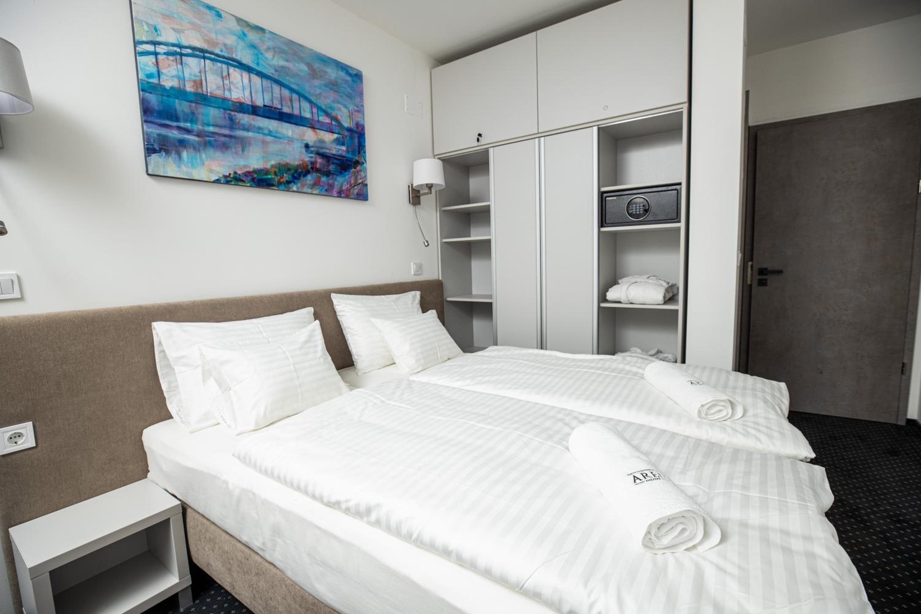 Double Room with Patio - Photo 3