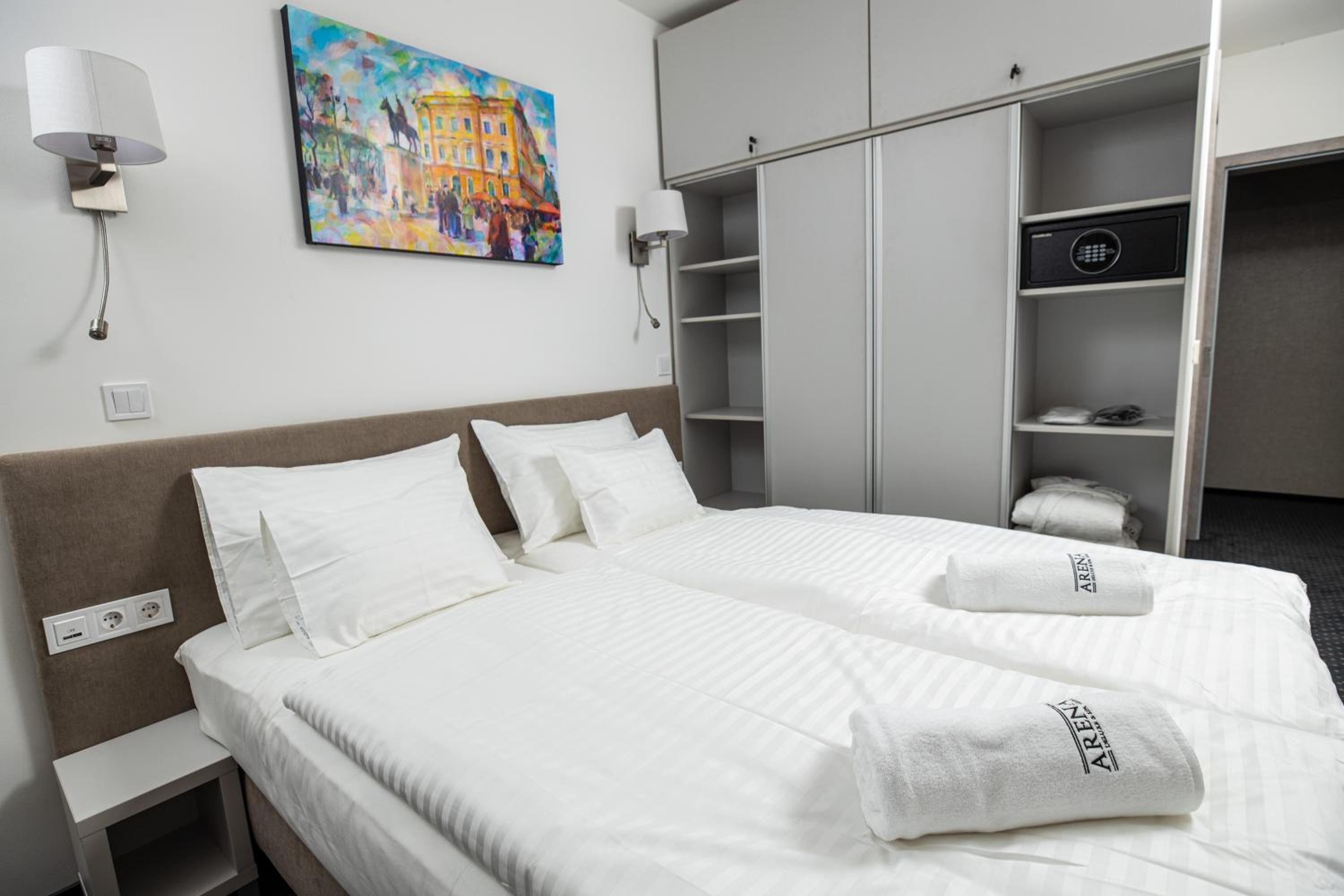 Deluxe Suite with Spa Bath - Photo 7