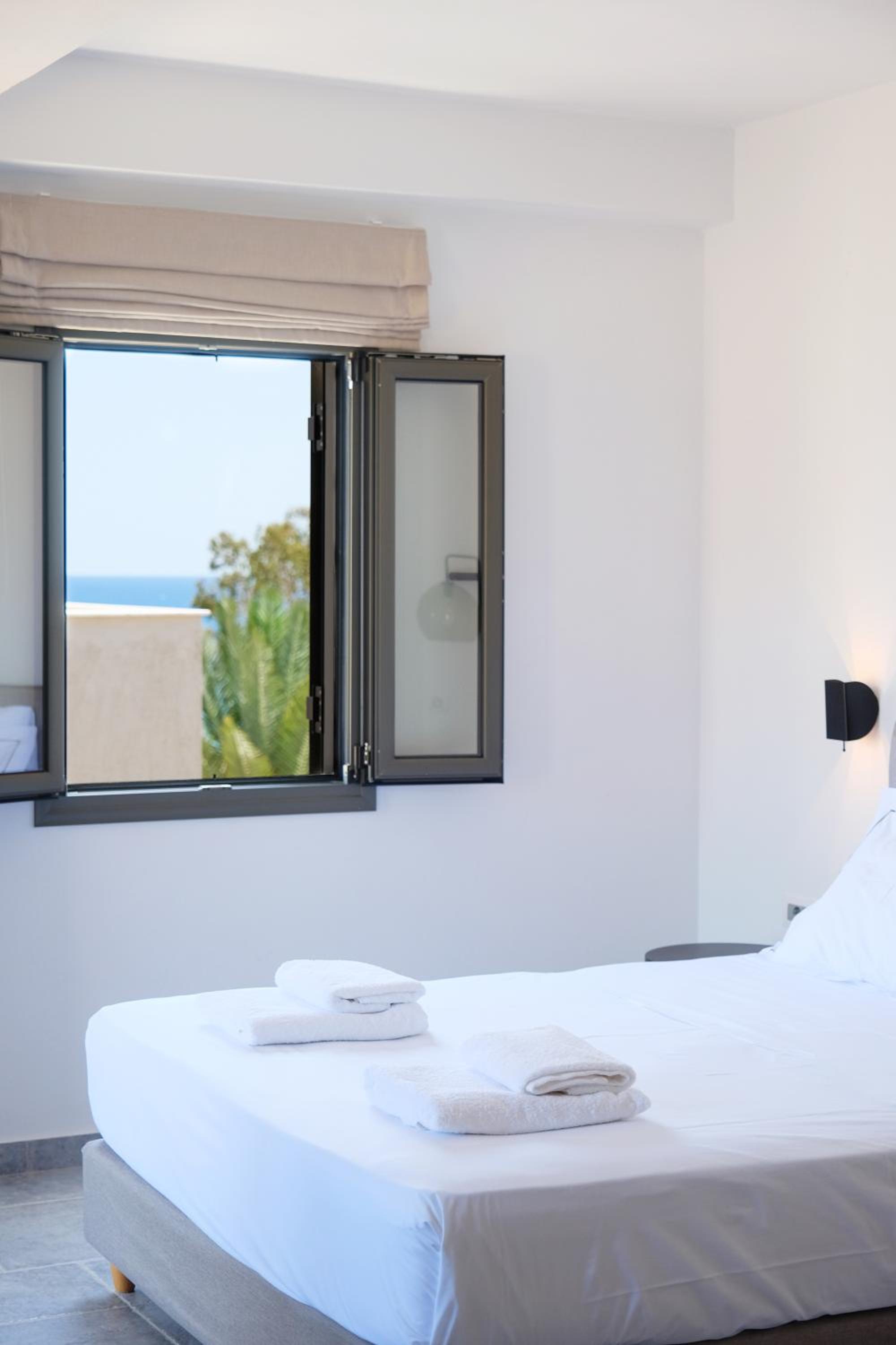 Family Suite with Partial Sea View photo 3
