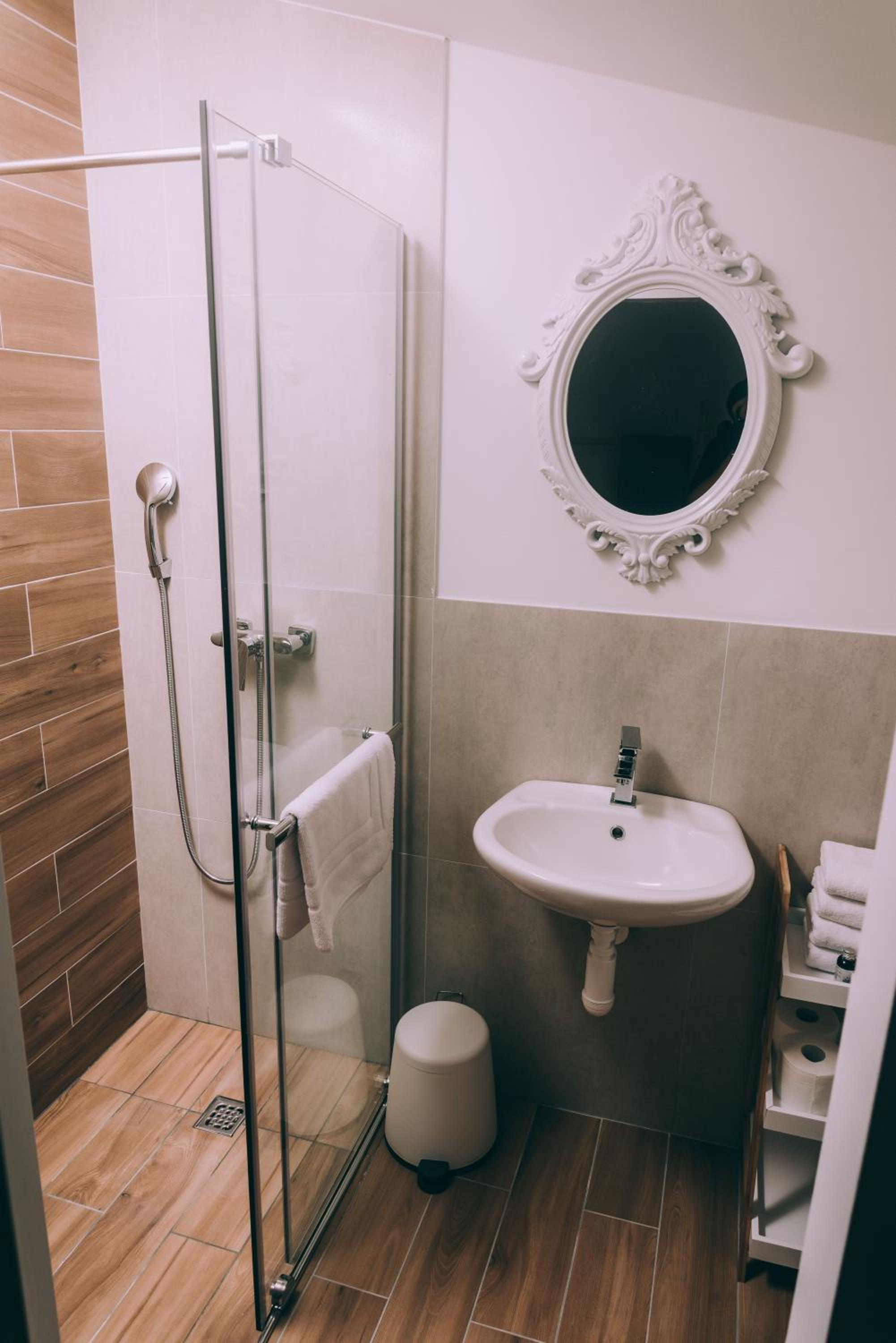 Twin Room with Bathroom - Photo 6