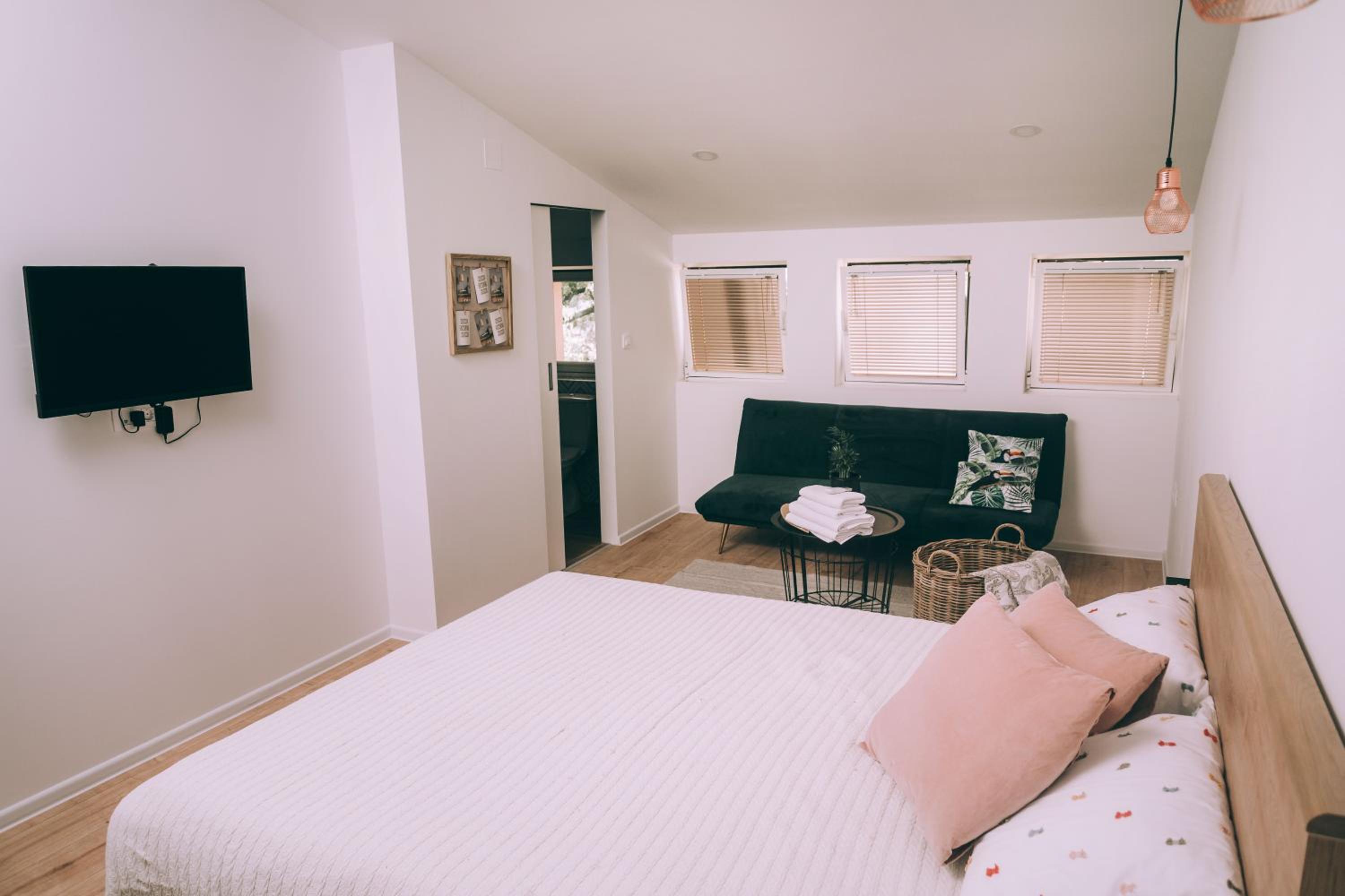 Family Room with Private Bathroom - Photo 3