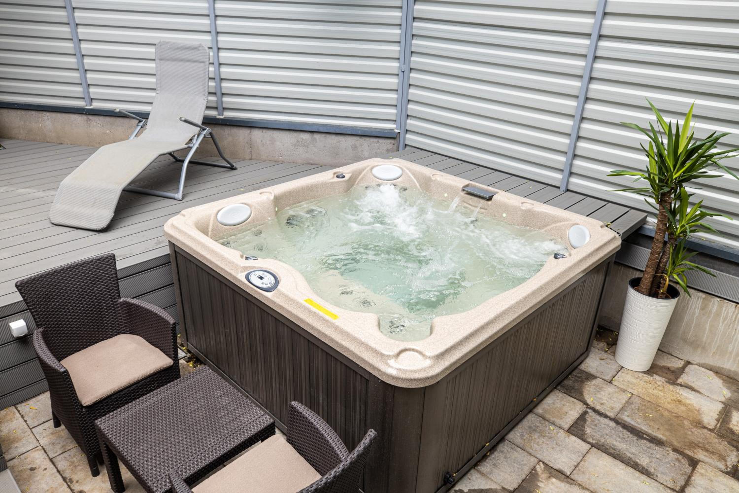 Deluxe Suite with Spa Bath - Photo 4
