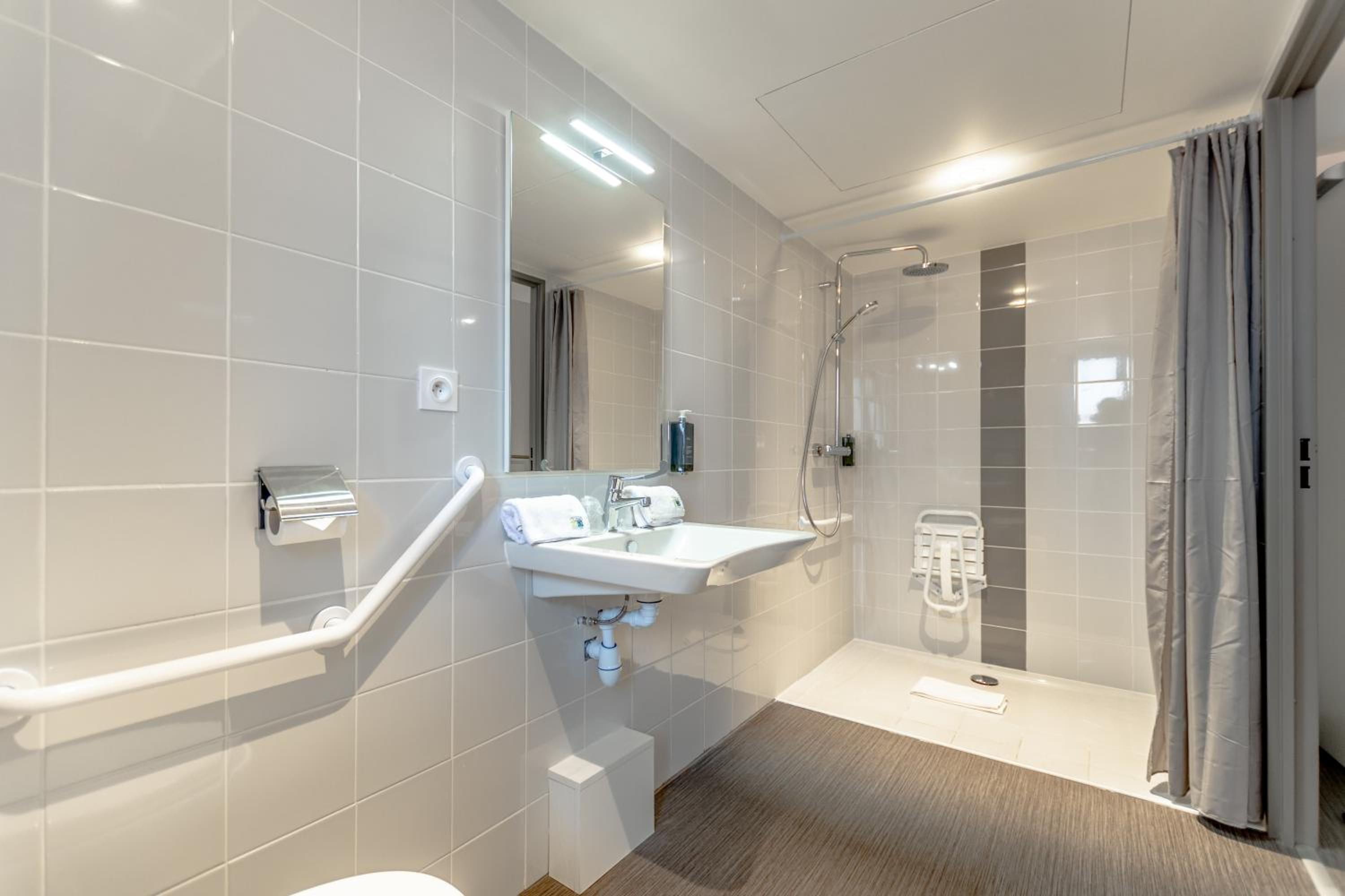 Standard Queen Room - Ground Floor/Non-Smoking - Photo 9