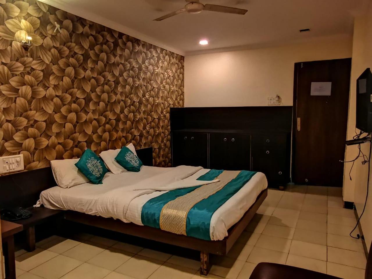 Deluxe Room - Photo 11
