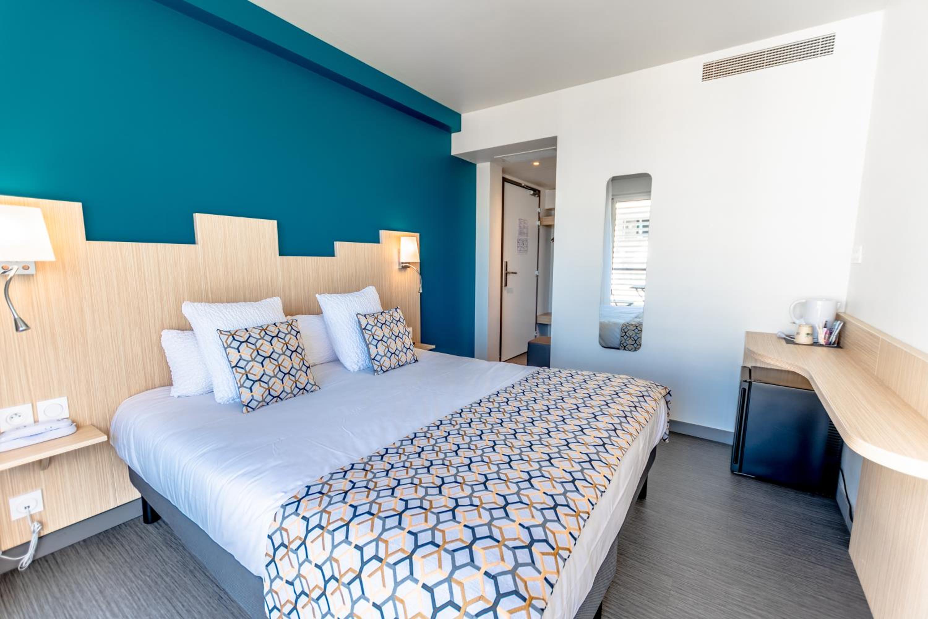 Superior Double Room with Balcony - Photo 8