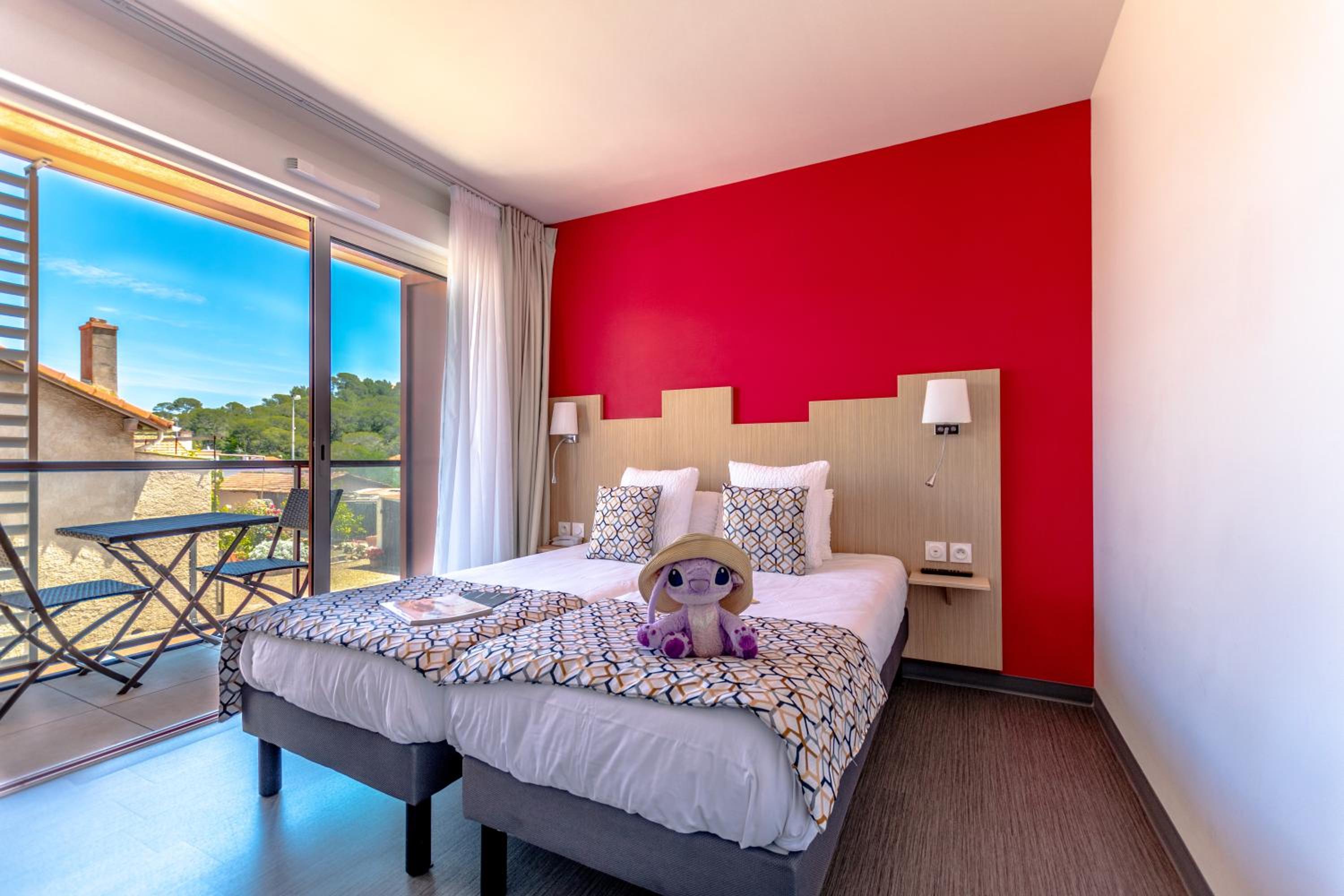 Double Room with Balcony - Photo 5