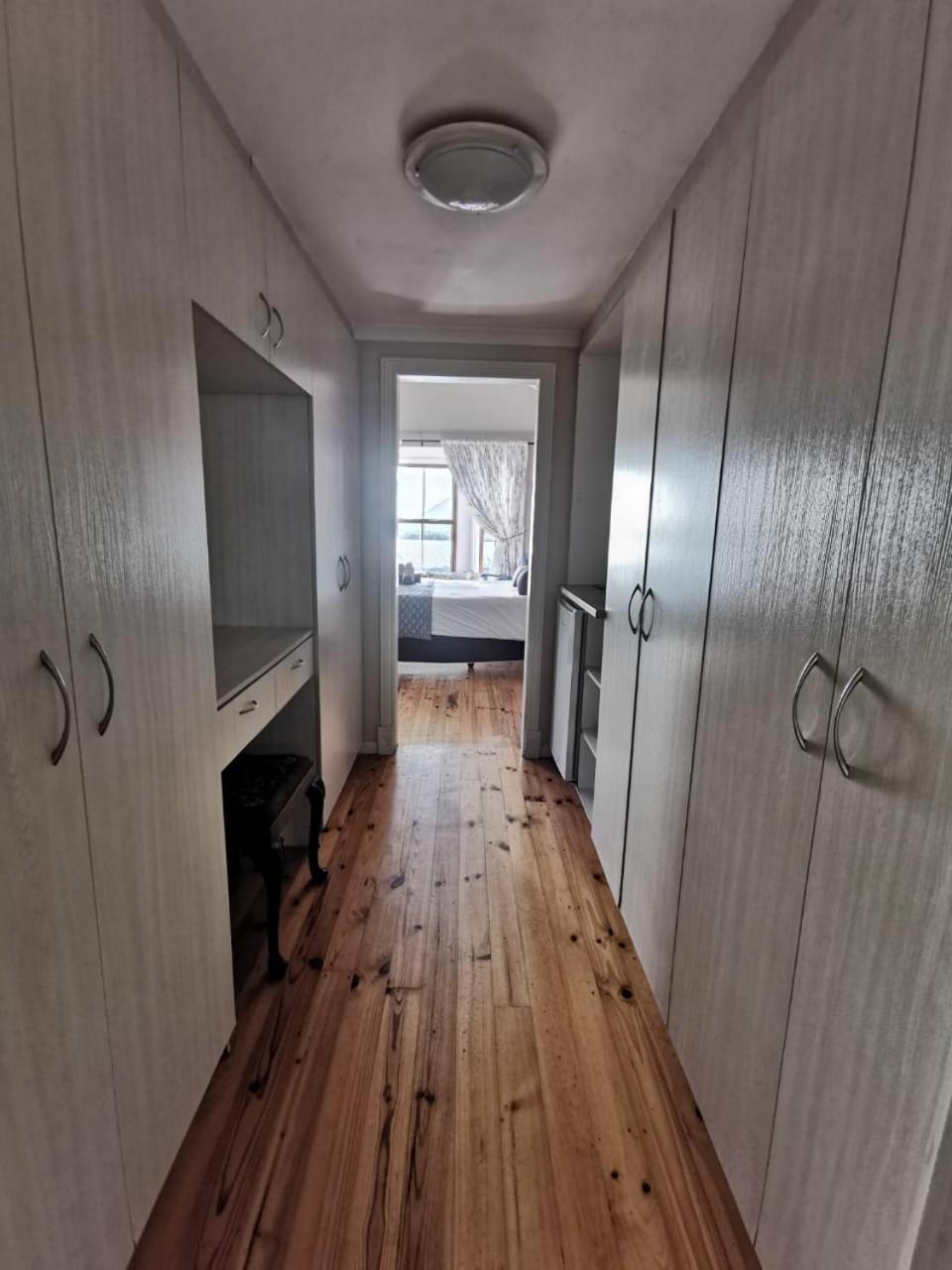 Deluxe Queen Suite - Photo 8