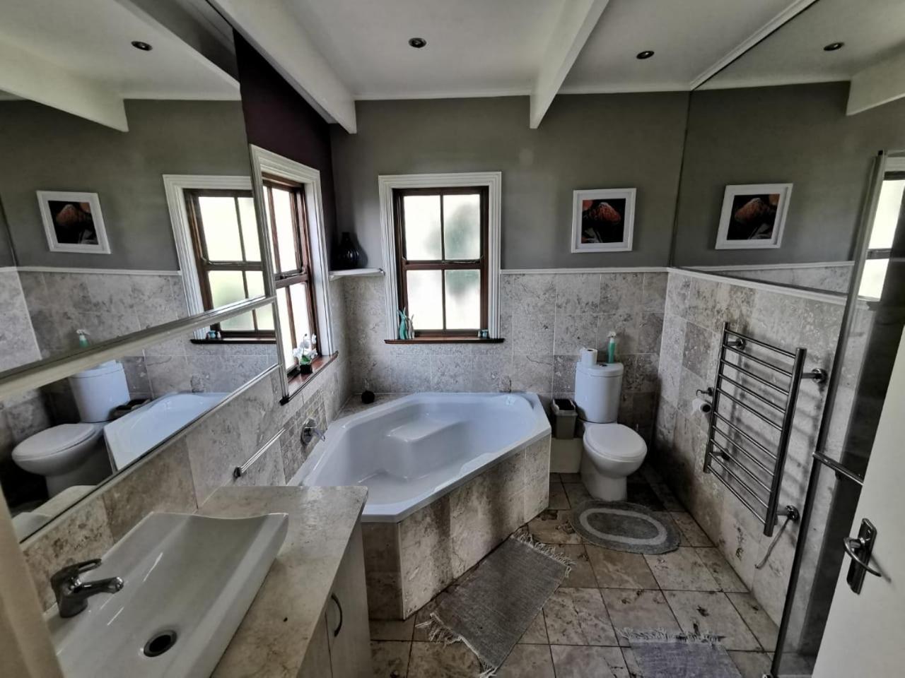 Deluxe Queen Suite - Photo 9