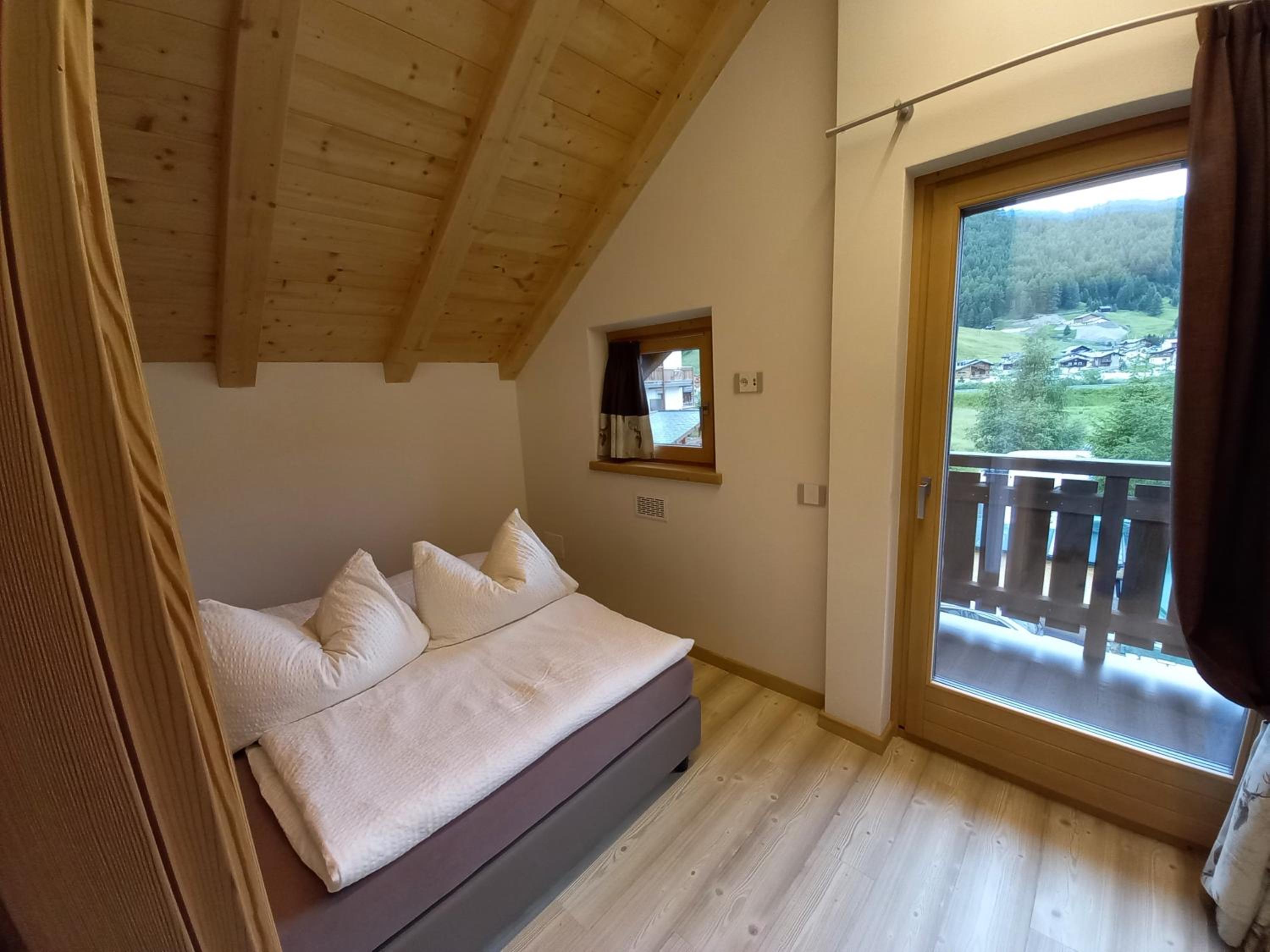 Apartment with Mountain View