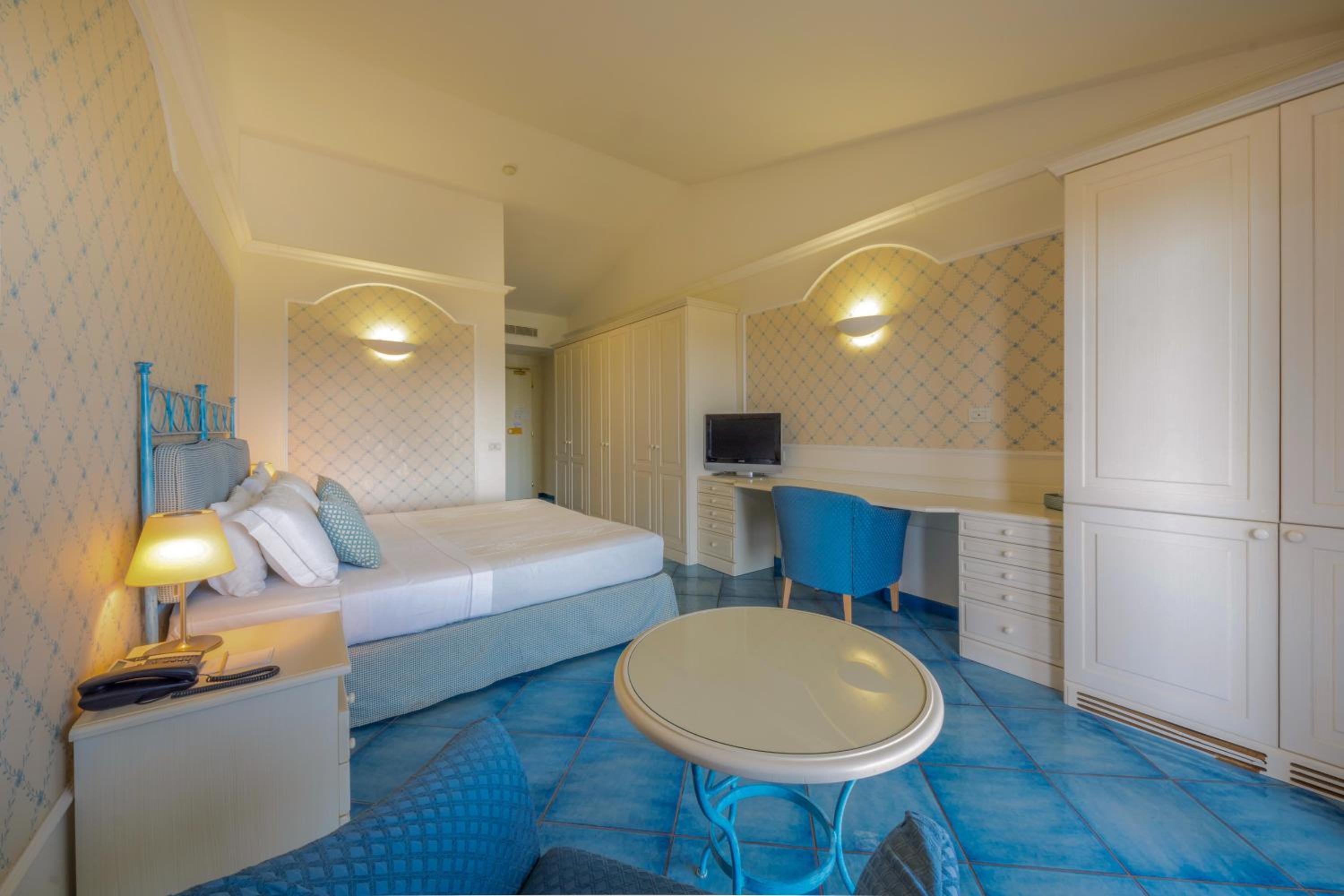 Classic Double or Twin Room - Photo 8