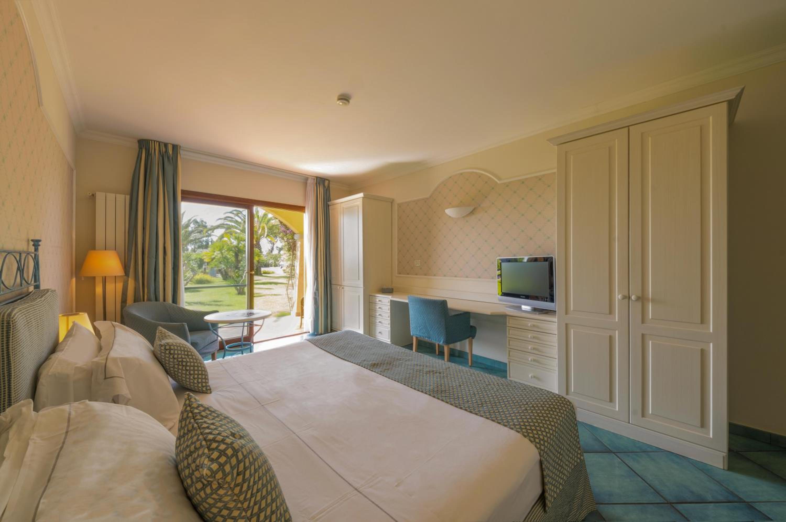 Classic Double or Twin Room - Photo 9