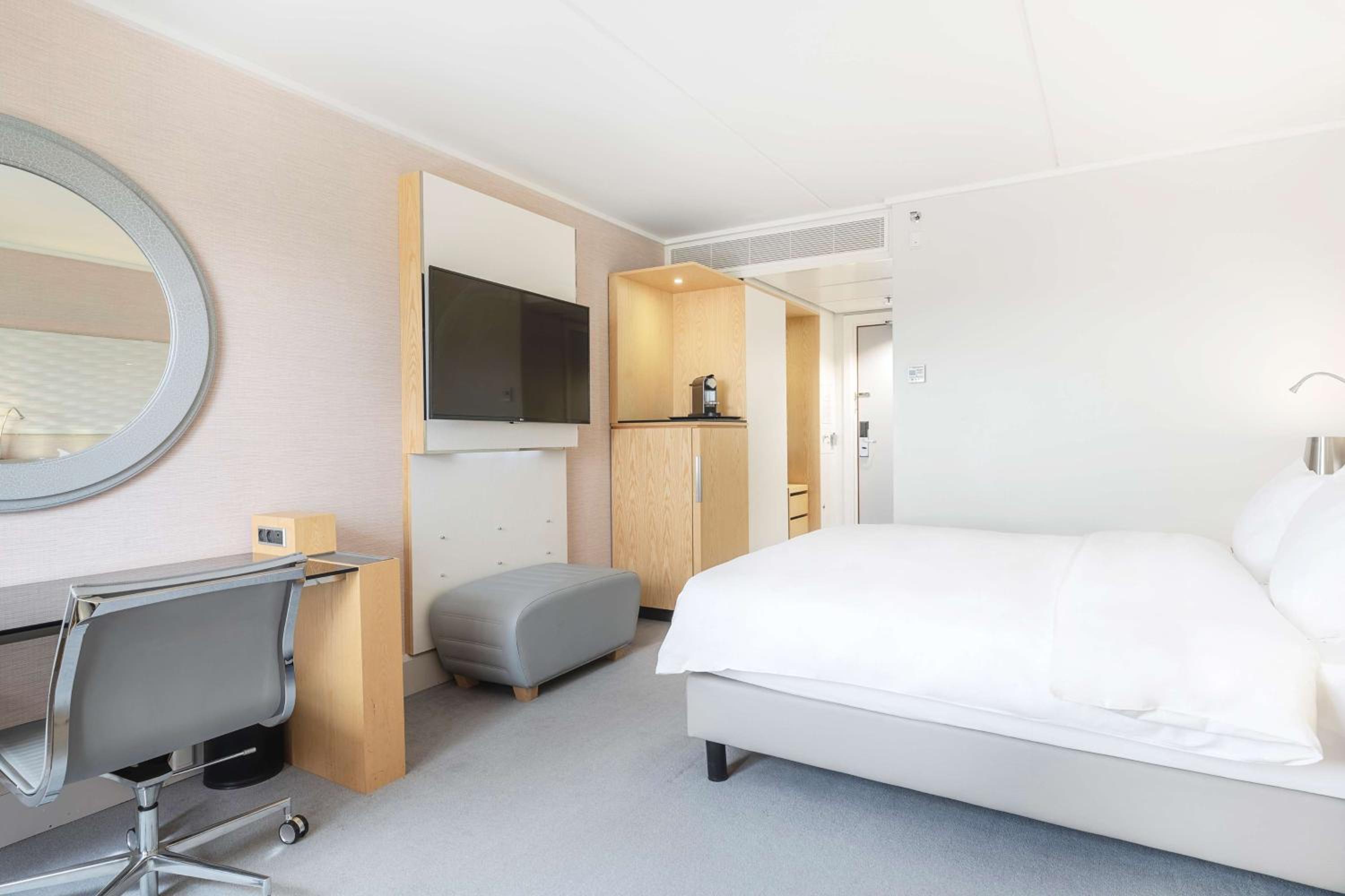 Superior Room with City View - High Floor thumbnail 6
