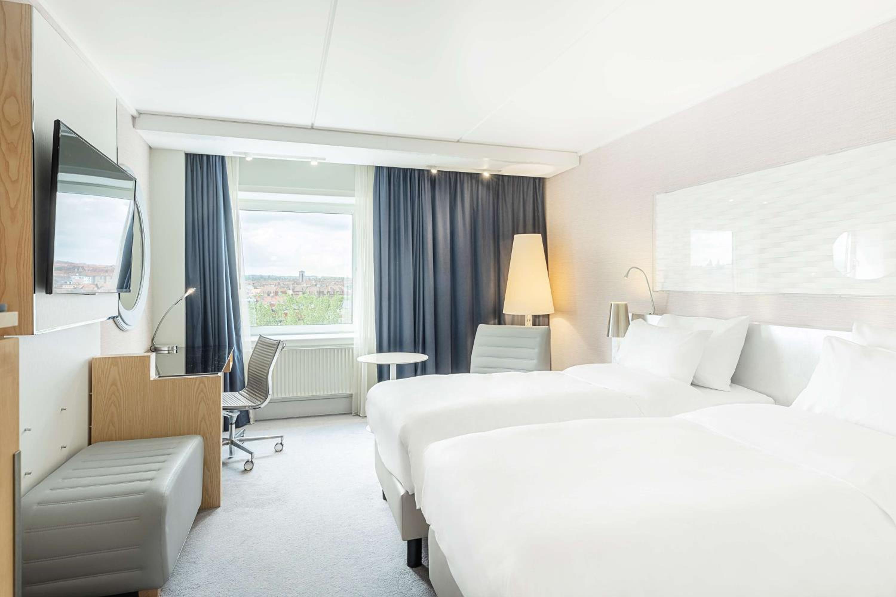 Superior Room with City View - High Floor thumbnail 5