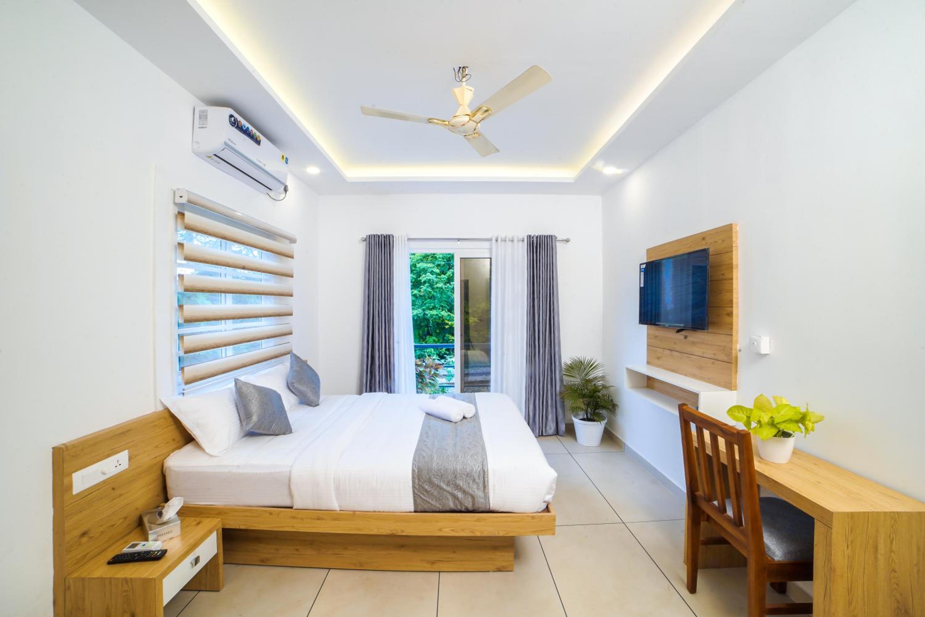 Deluxe Double Room with Balcony - Photo 5