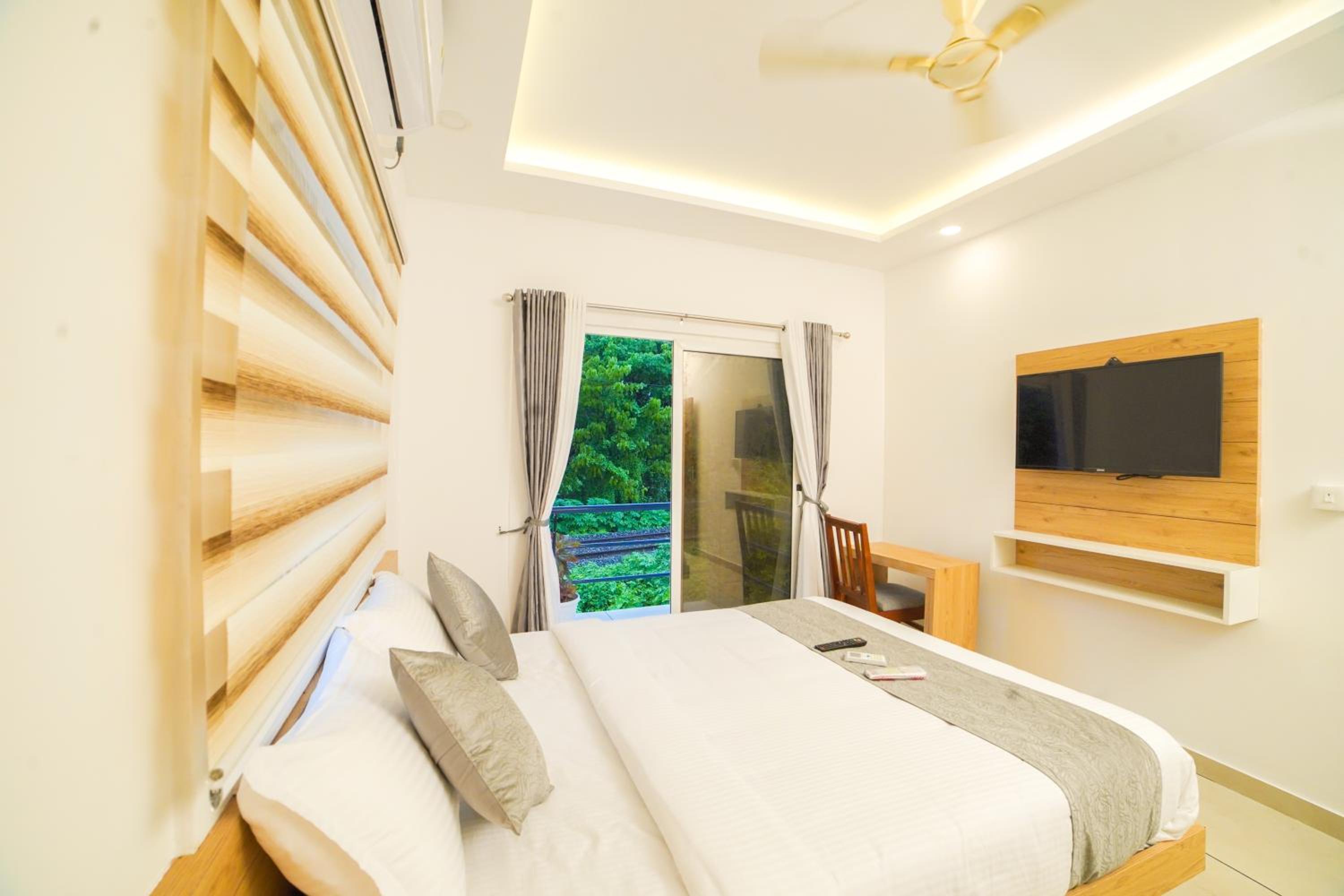 Deluxe Double Room with Balcony - Photo 2