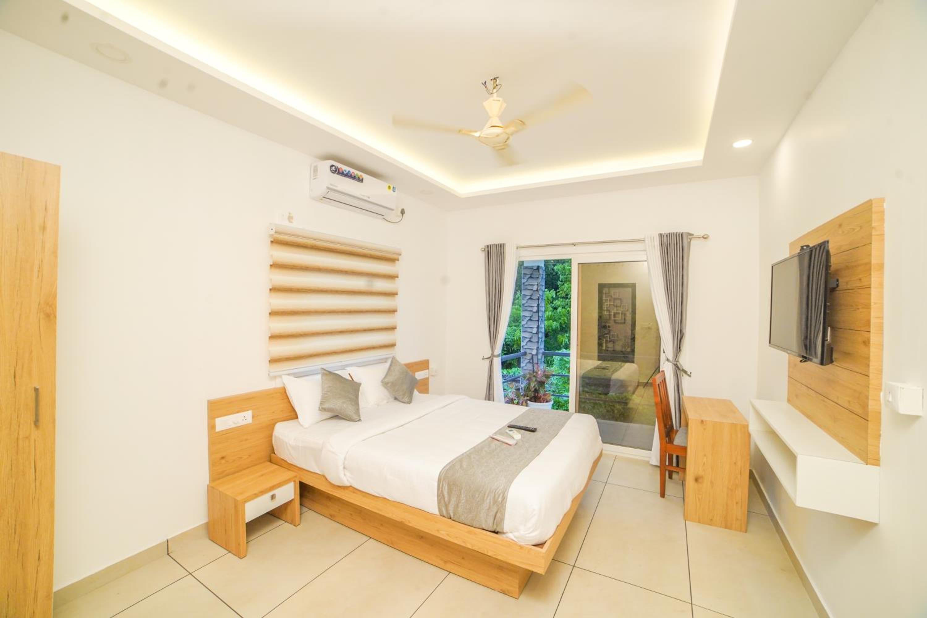 Deluxe Double Room with Balcony - Photo 1
