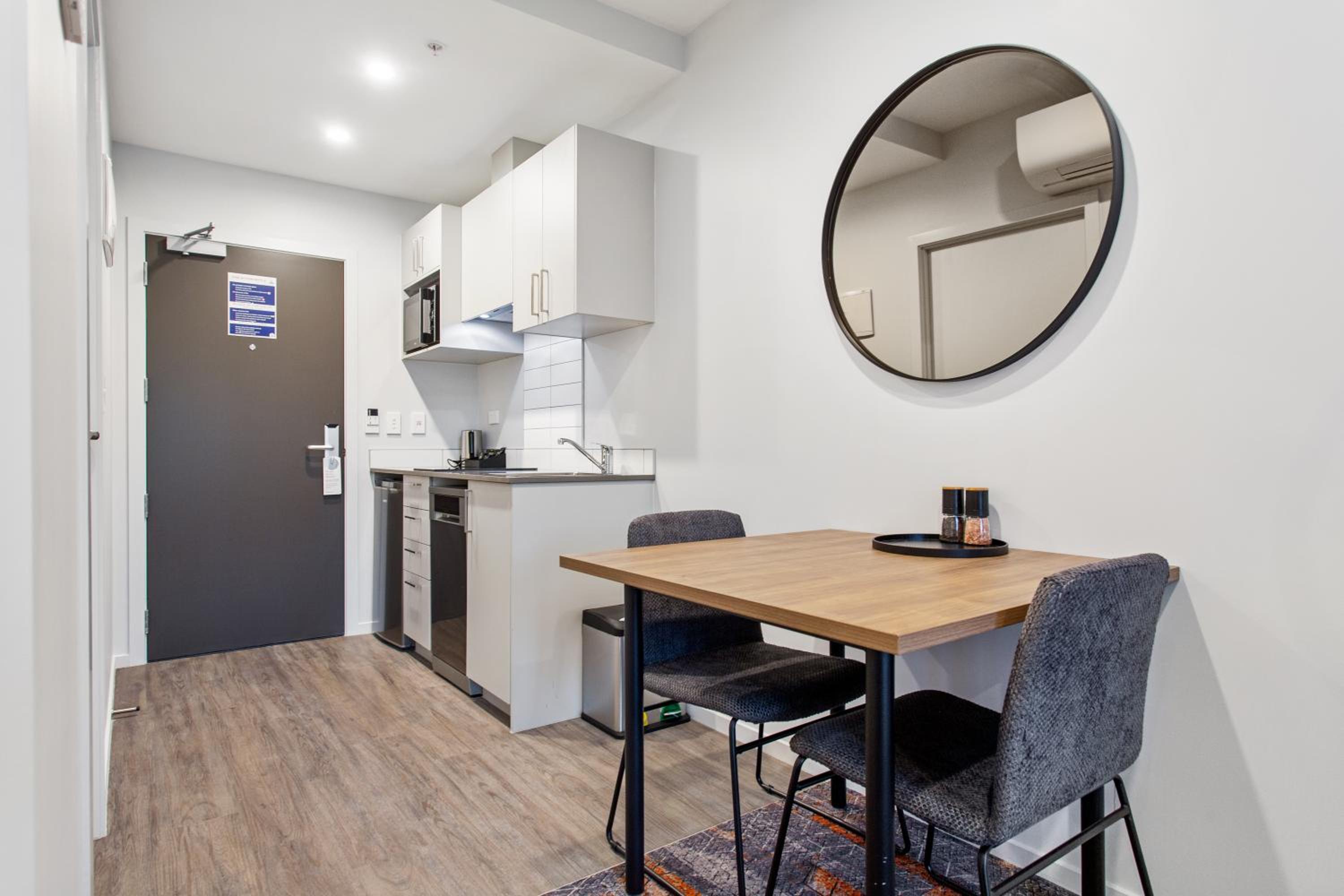 King Studio Apartment with Kitchenette - Motorway Facing