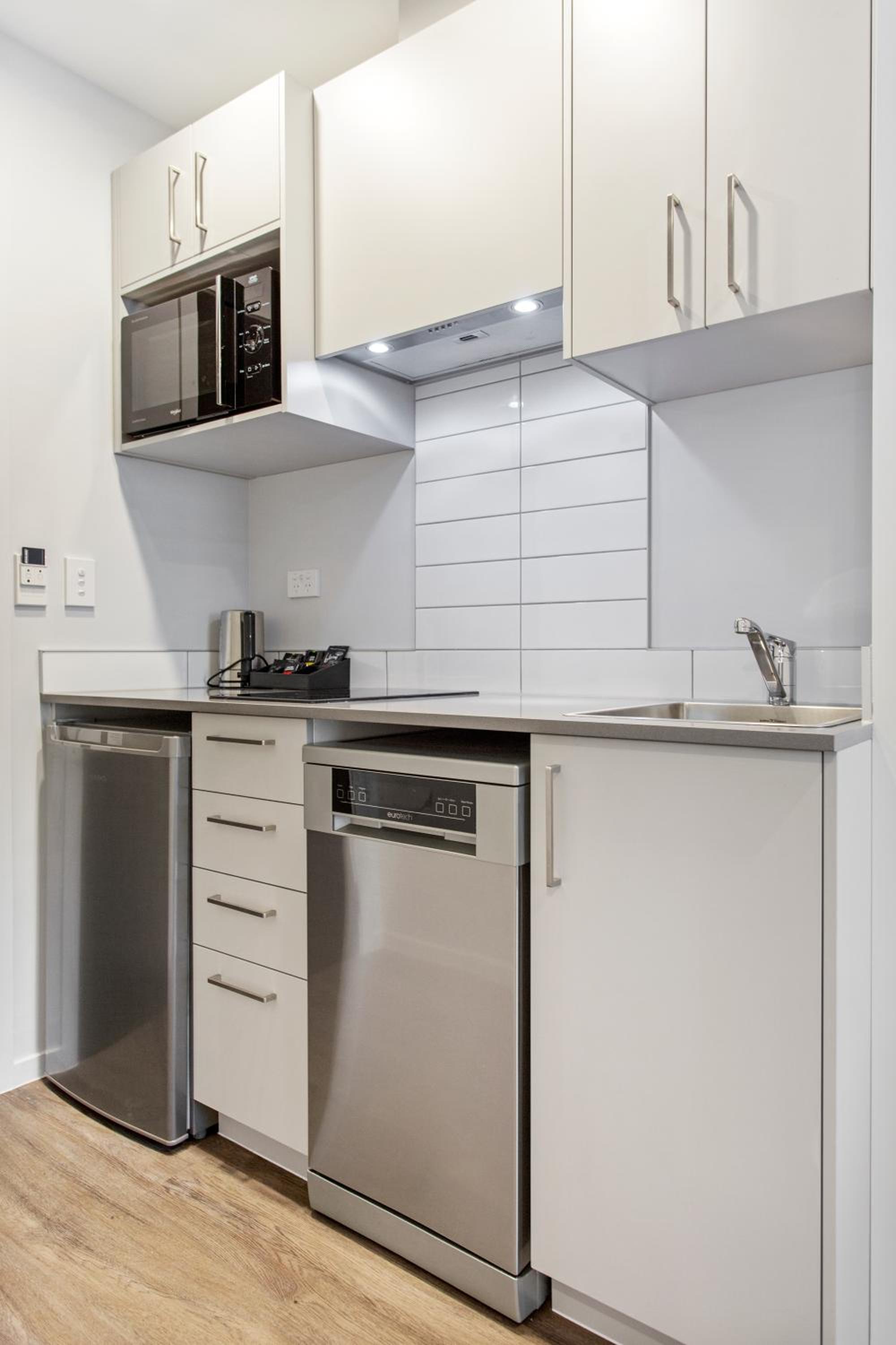 King Studio Apartment with Kitchenette - Motorway Facing thumbnail 6