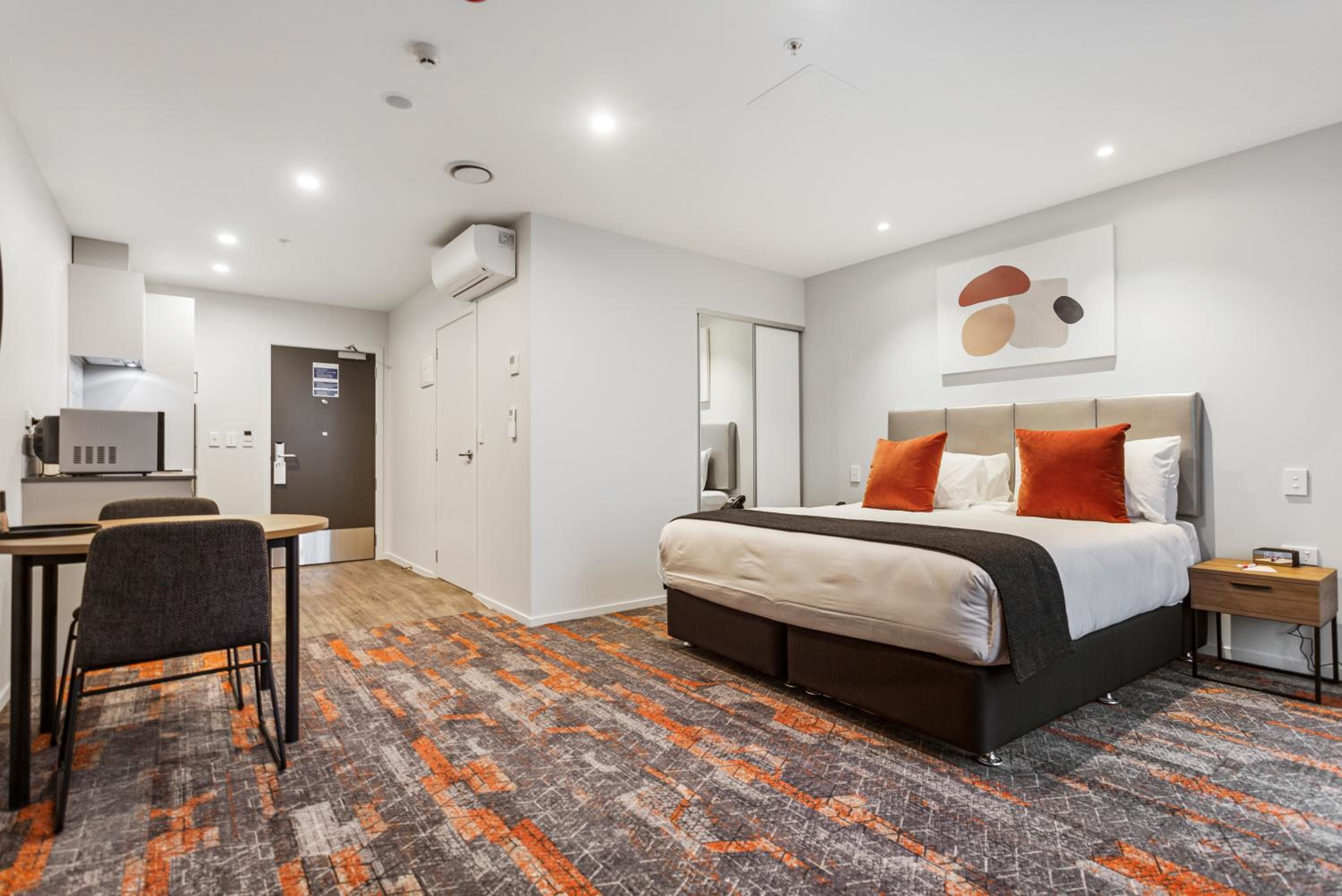 King and Single Accessible Studio Apartment with Kitchenette - Non-Motorway Facing