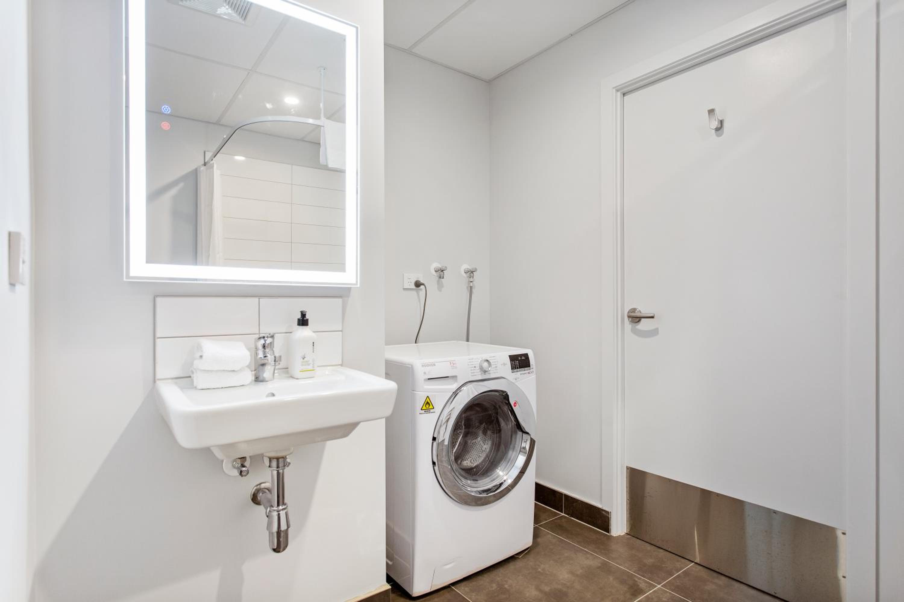 King and Single Accessible Studio Apartment with Kitchenette - Non-Motorway Facing