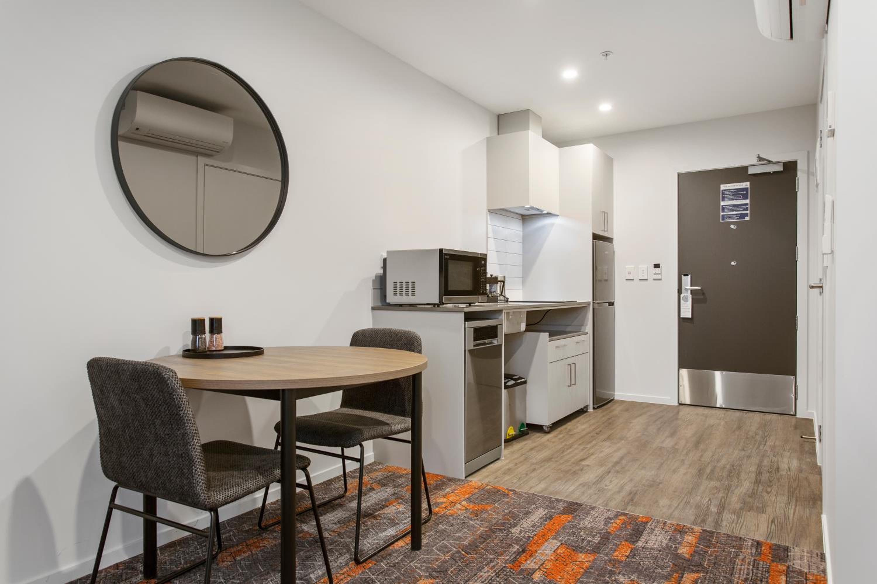 King and Single Accessible Studio Apartment with Kitchenette - Non-Motorway Facing