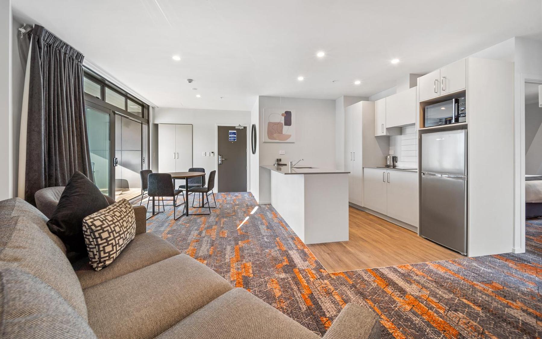 Two-Bedroom King Apartment with Kitchen thumbnail 5