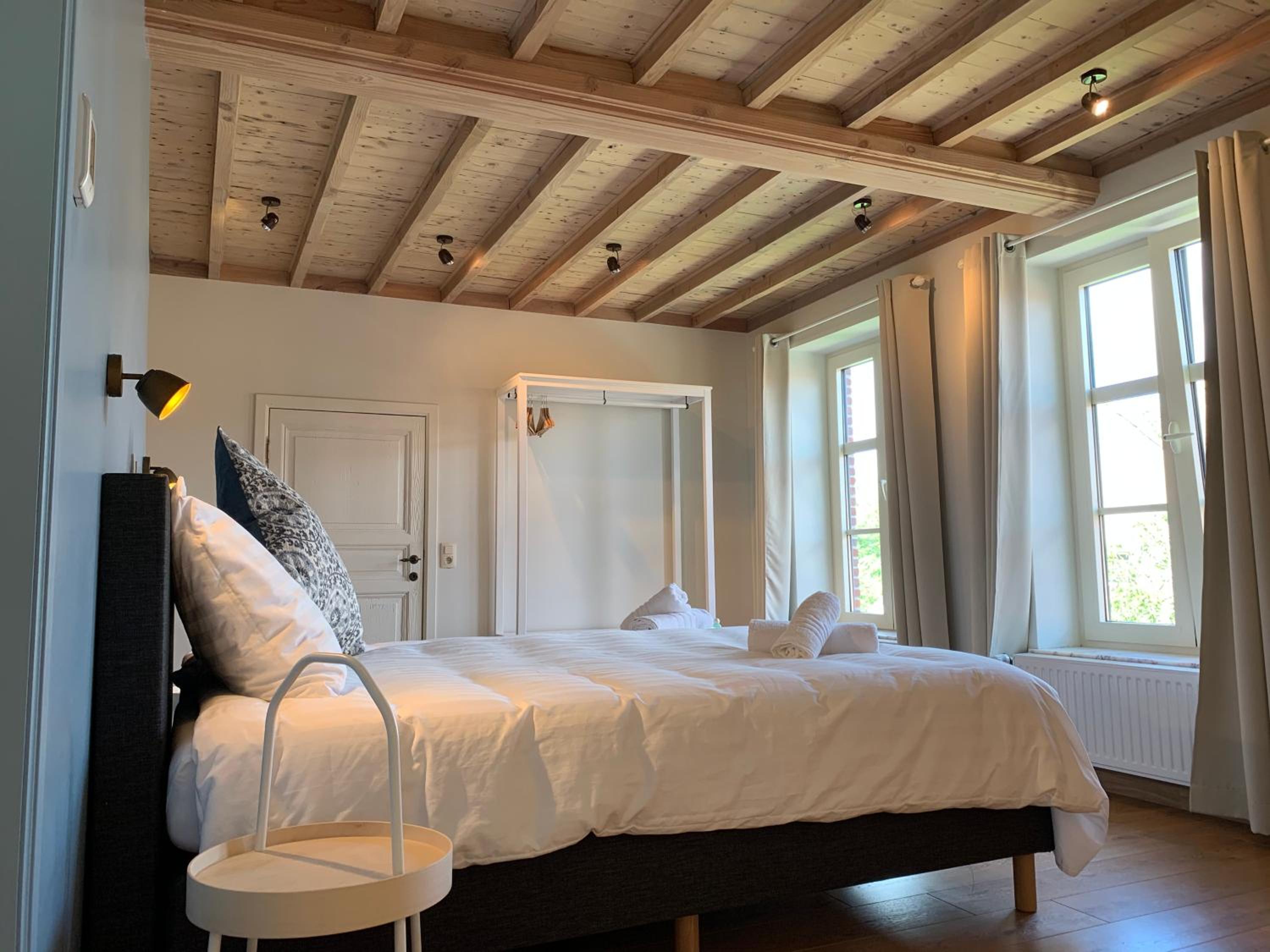 Six-Bedroom House photo 3