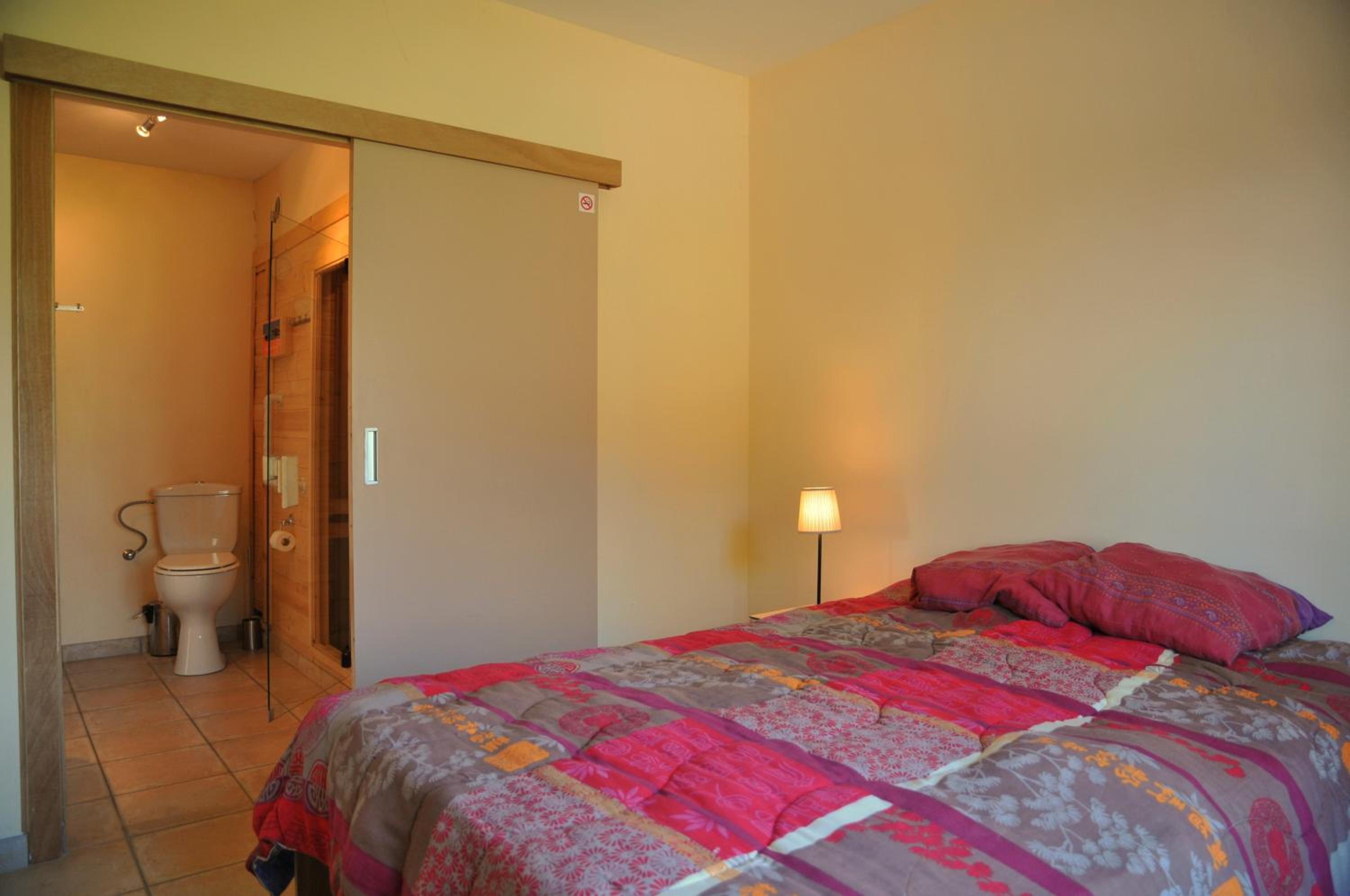 Five-Bedroom House photo 3