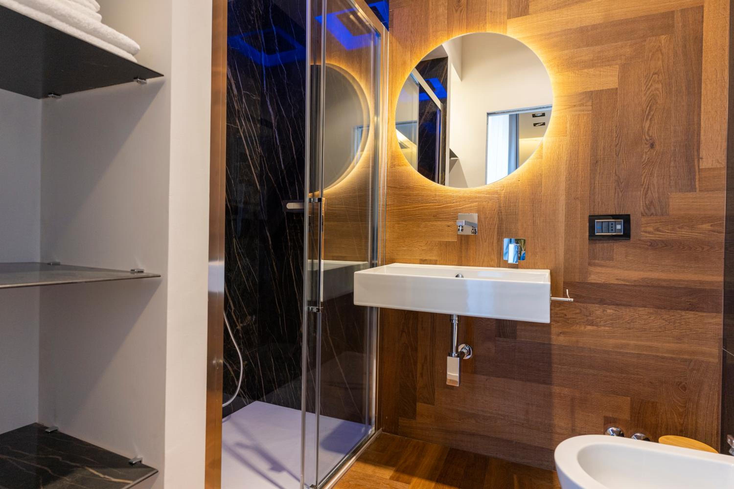 Deluxe Double Room with Balcony - Photo 5