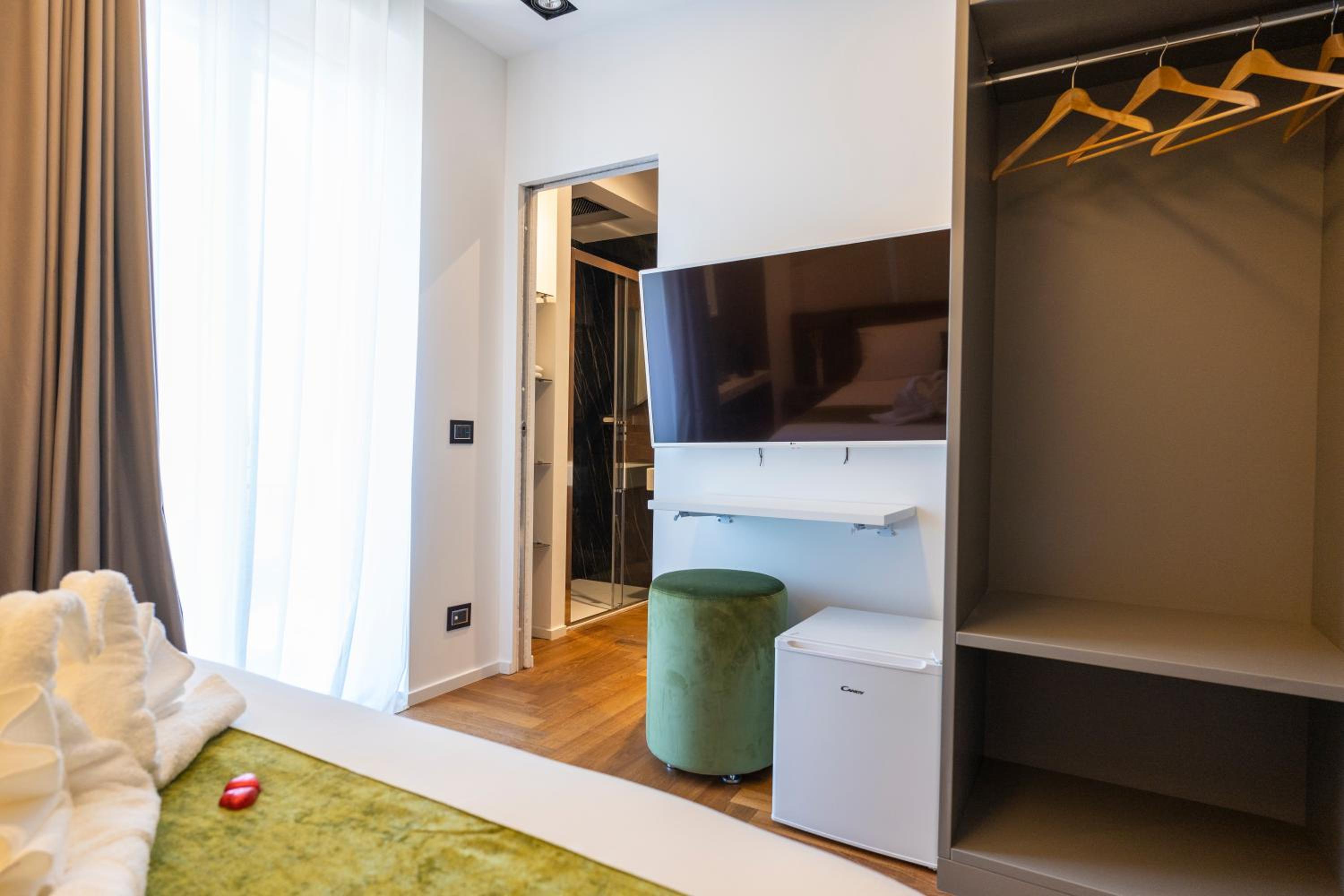 Deluxe Double Room with Balcony - Photo 8