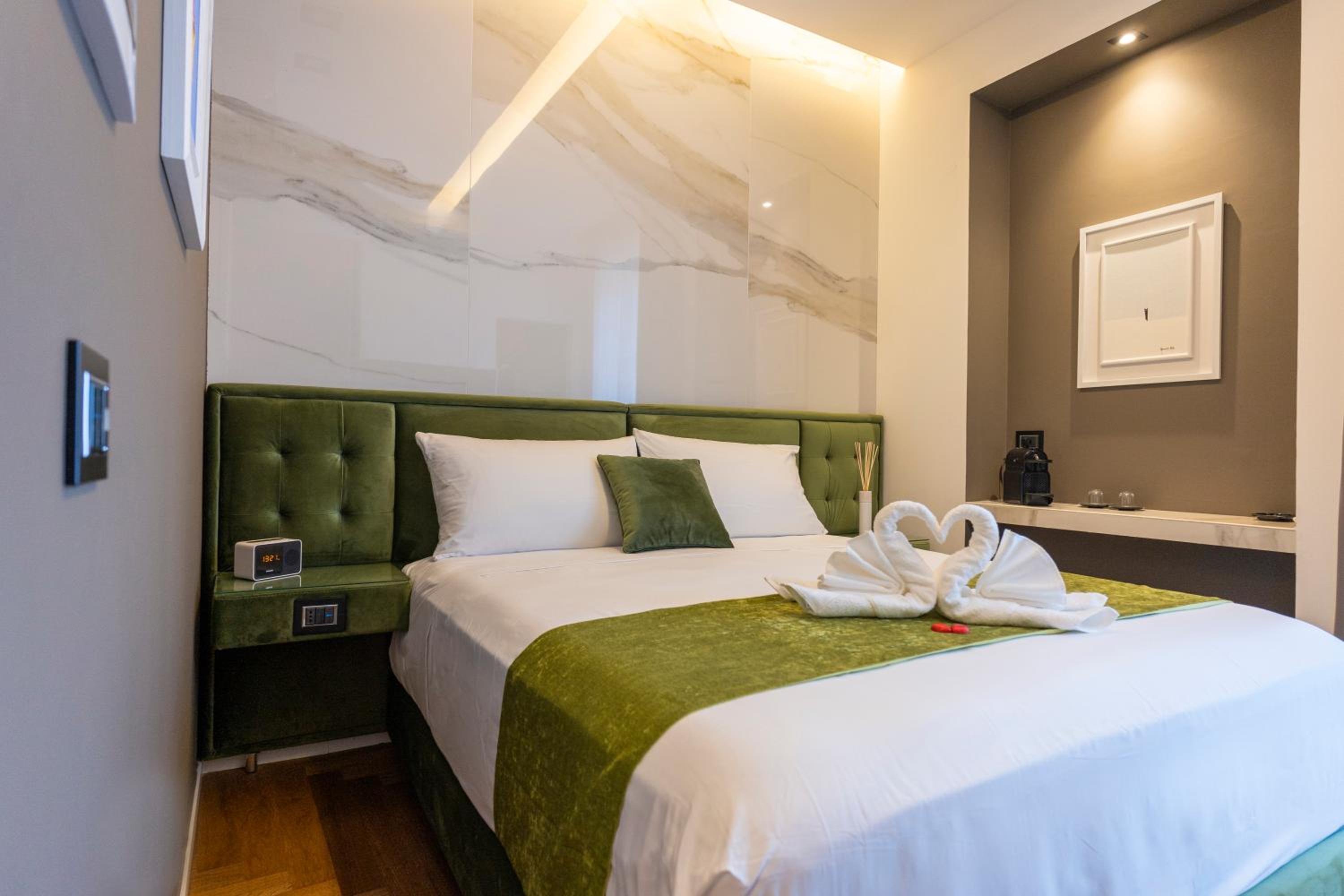 Deluxe Double Room with Balcony - Photo 12