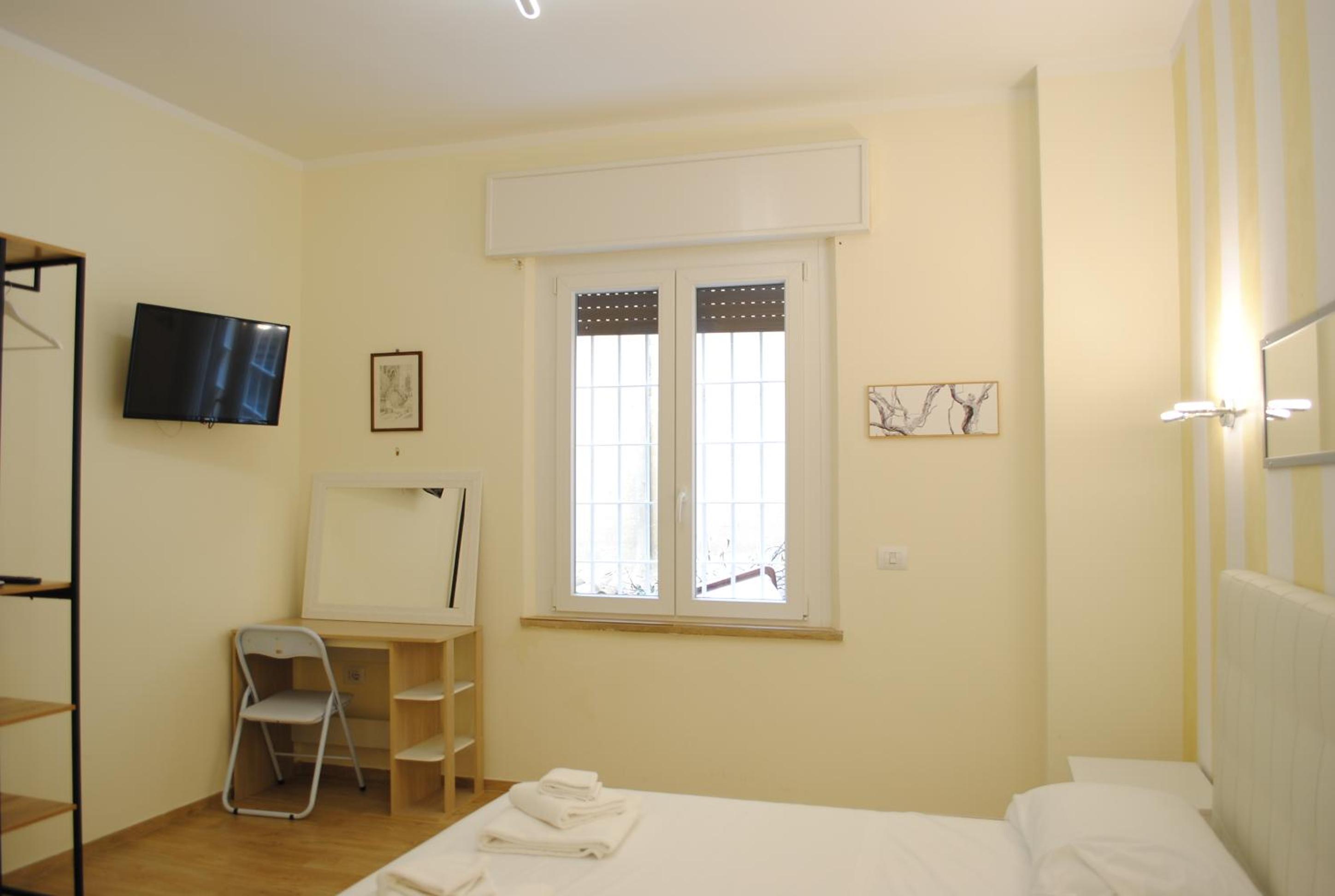 Standard Double Room - Photo 2