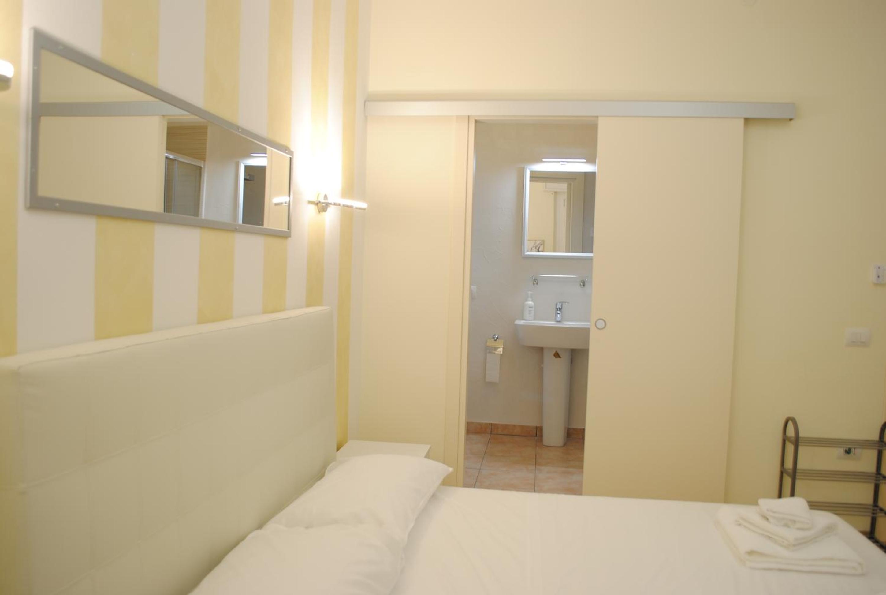 Standard Double Room - Photo 3
