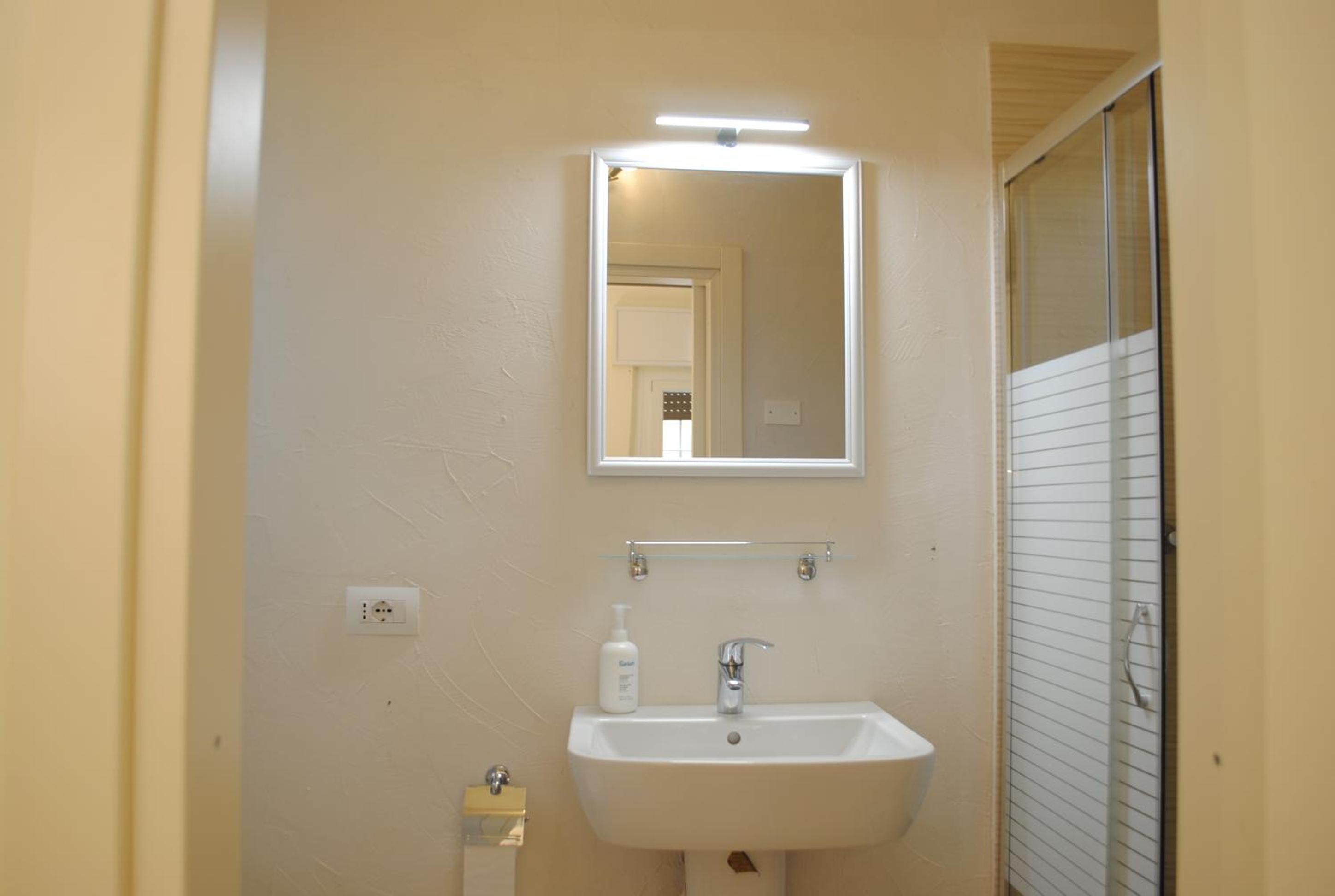 Standard Double Room - Photo 4